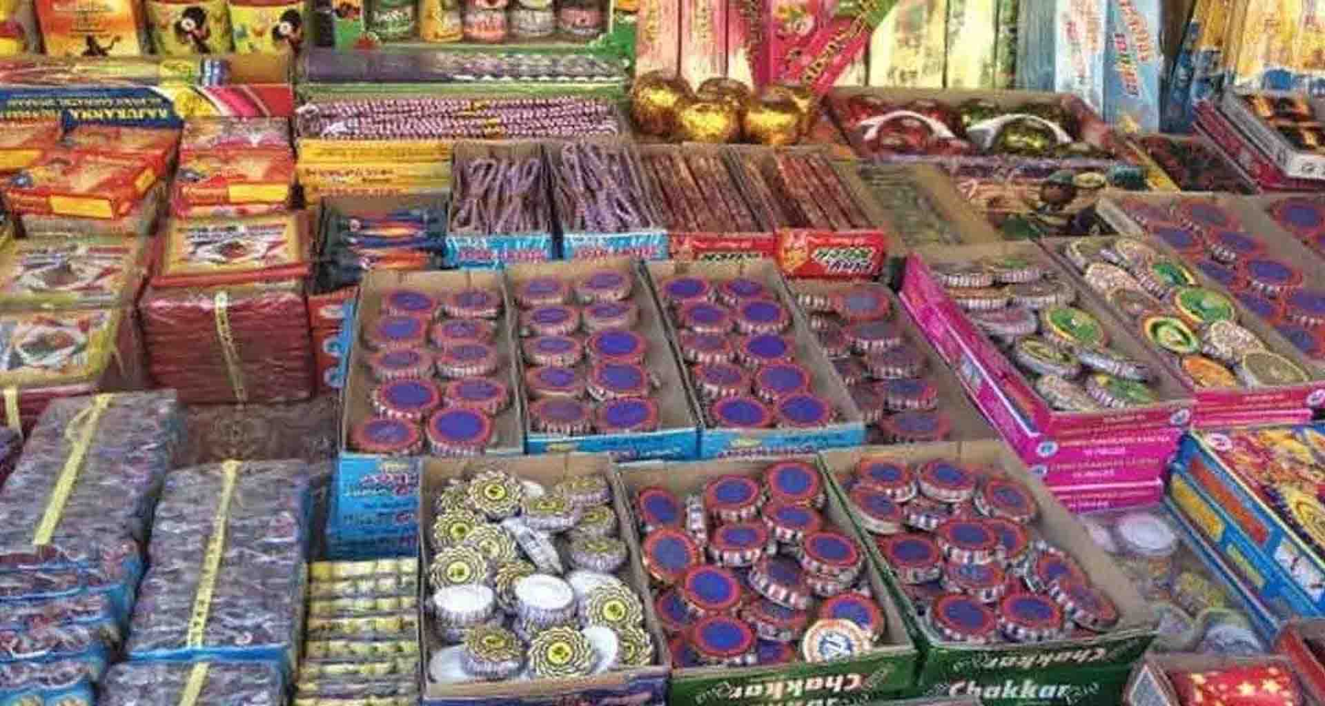 ડીસામાં બનેલી દુર્ઘટના બાદ તંત્ર સતર્ક; મોડાસામાં ફટાકડા વેપારીઓ સામે કાર્યવાહી