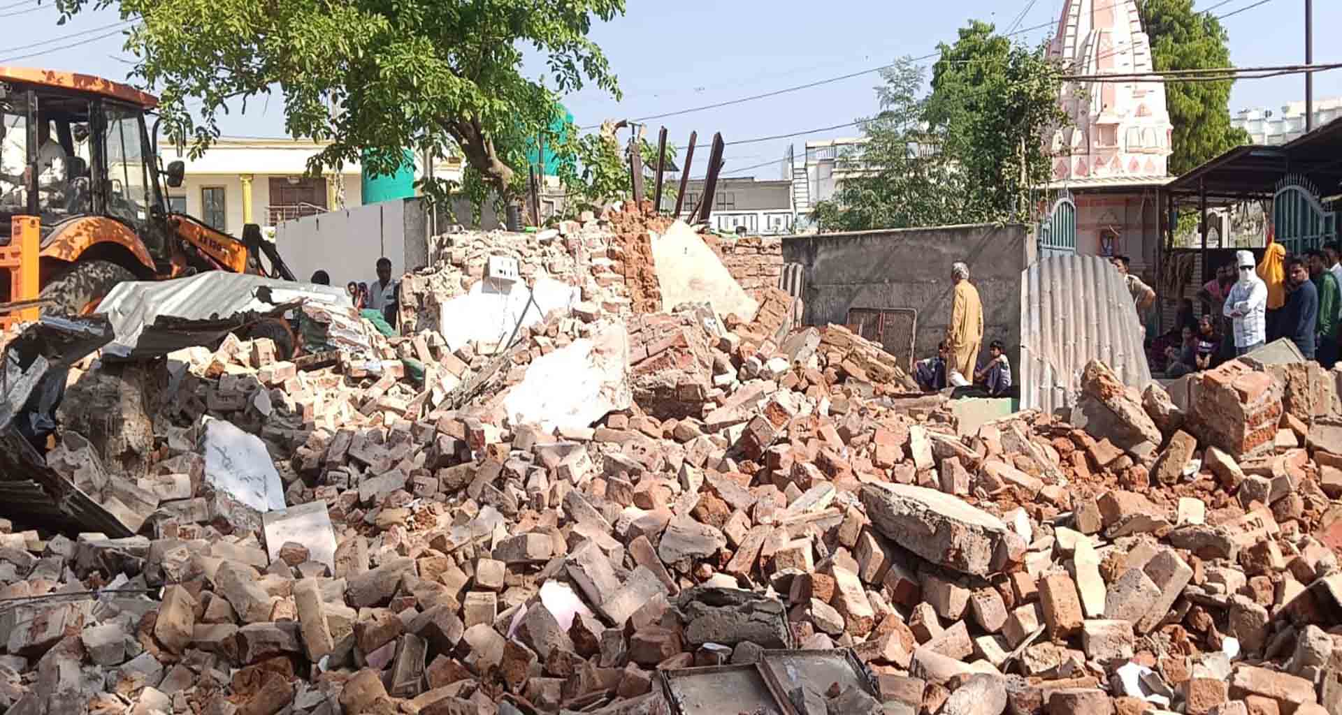 પાલનપુર; બેઘર બનેલા પીડિત પરિવારો ને વૈકલ્પિક વ્યવસ્થા કરી આપવાની માંગ