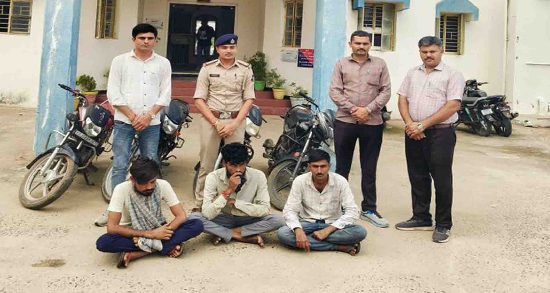 થરાદ પોલીસે ચોરીના બાઇક સાથે ત્રણને પકડી પાડ્યા; મુદામાલ કબજે