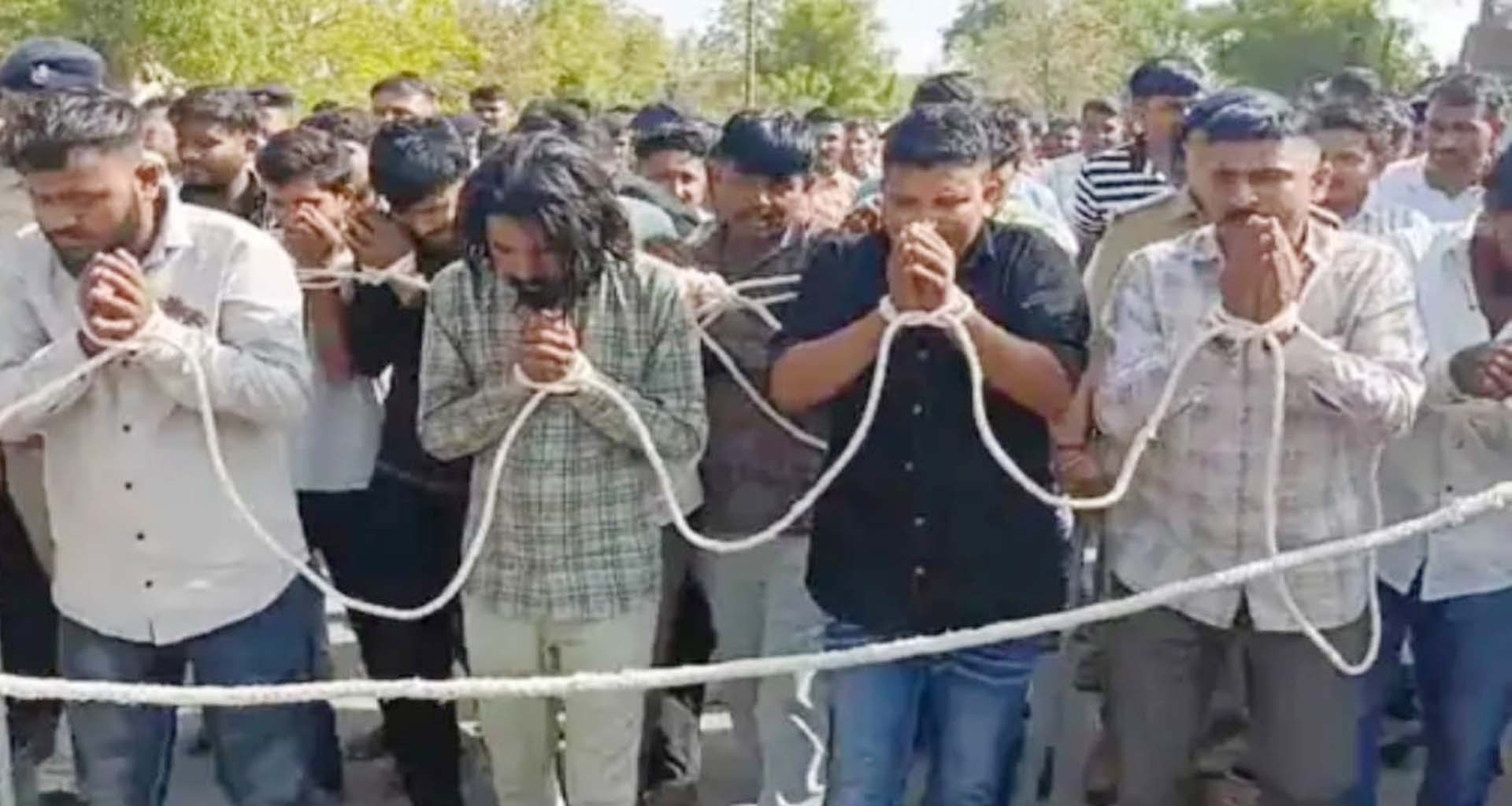 ચાણસ્માના ઝીલિયા ખાતે પોલીસની હાજરીમાં હુમલો કરનારા ૧૮ શખ્સોની પોલીસે જાહેરમાં સરધસ કાઢ્યું