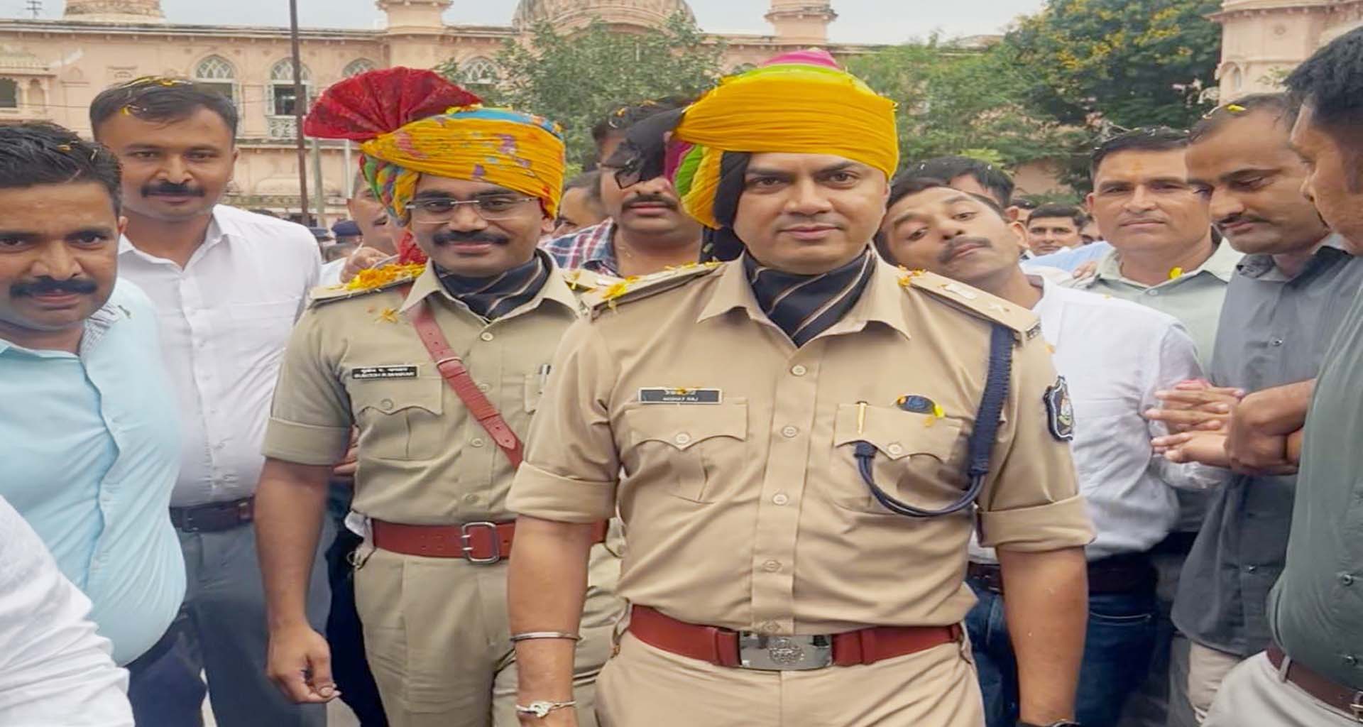 બનાસકાંઠાના જિલ્લા પોલીસ વડાને કેસરી પાઘડી પહેરાવી ભાવભીની વિદાય