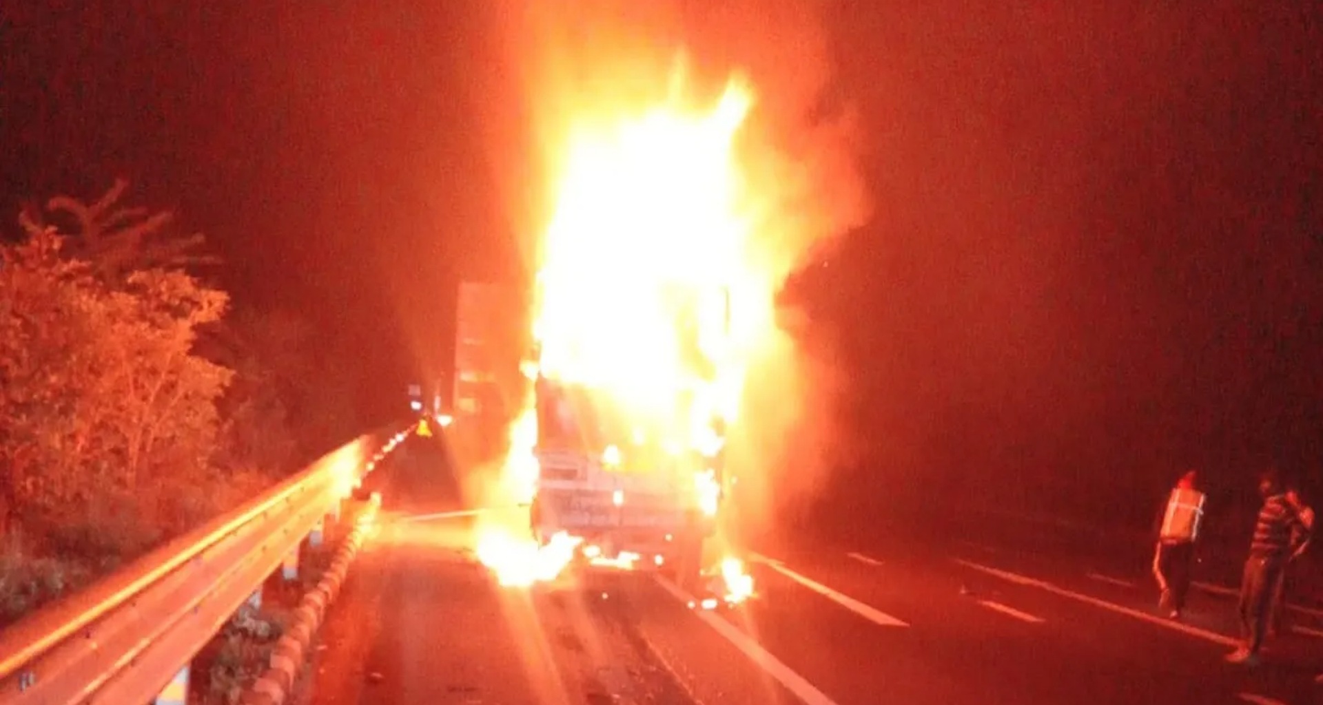 દિલ્હી-મુંબઈ એક્સપ્રેસ વે પર ભયાનક અકસ્માત, ત્રણ લોકો જીવતા બળી ગયા