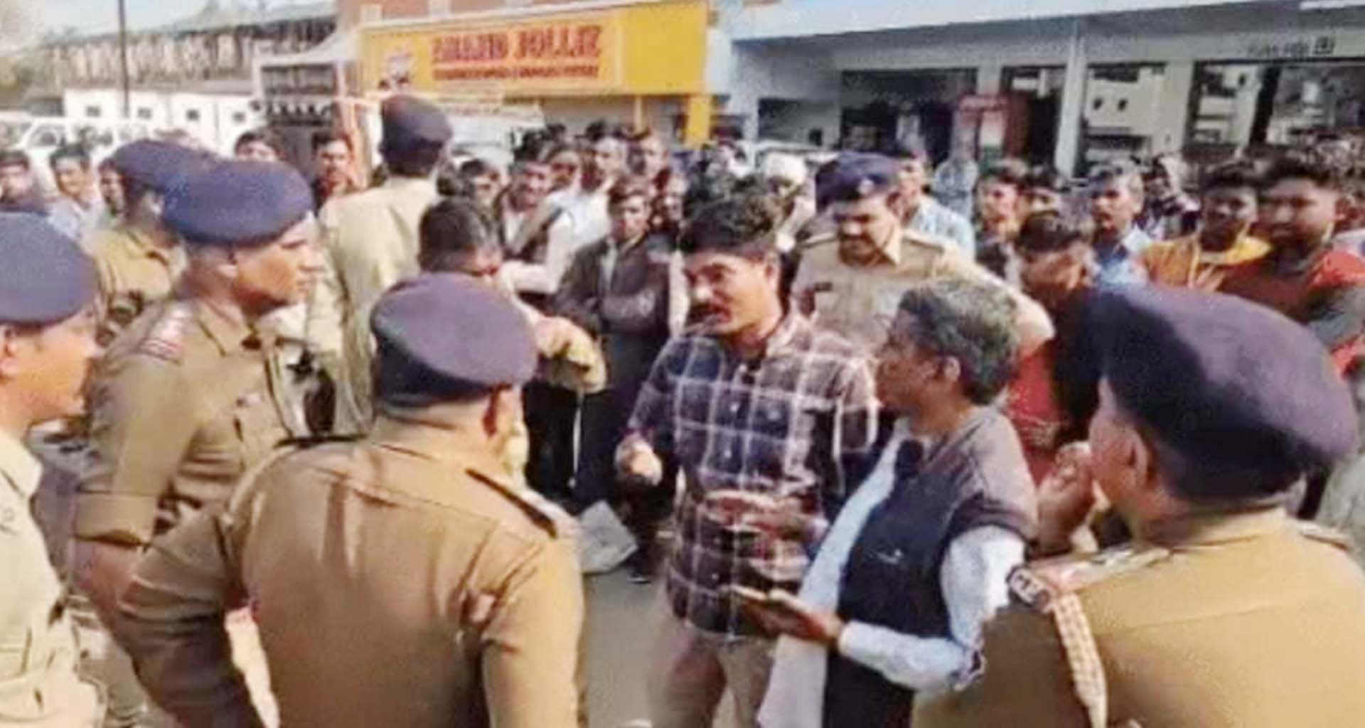 સિદ્ધપુર પોલીસે કાકોશી ચારરસ્તા પાસે મંજૂરીના અભાવે દાતા એમએલએની પદયાત્રાને અટકાવી