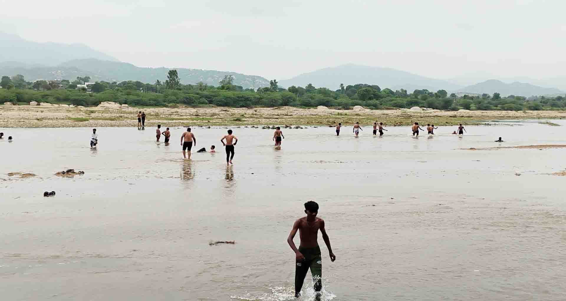 અમીરગઢના વિશ્વેશ્વર મહાદેવના સાનિધ્યમાં આવેલ નદીમાં પાણીની આવક થતા પર્યટકોની આવક જાવક શરૂ