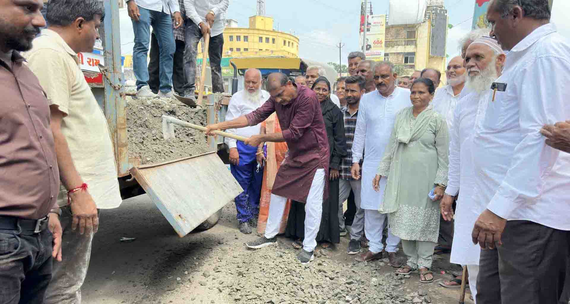 પાટણ ધારાસભ્ય એ સેવાકીય પ્રવૃત્તિ સાથે શહેરના ખાડાઓ જાતે પુરાણ કરી પોતાના જન્મ દિવસ અનોખી રીતે ઉજવણી કરી