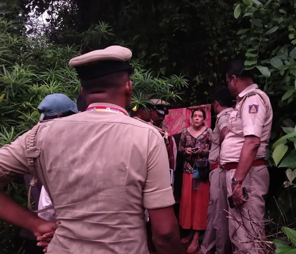 કર્ણાટકની ગુફામાં દિવસોથી રહેતી રશિયન મહિલા અને બે બાળકો મળી આવતા તંત્ર દ્વારા રેસ્ક્યૂ કરવામાં આવ્યા