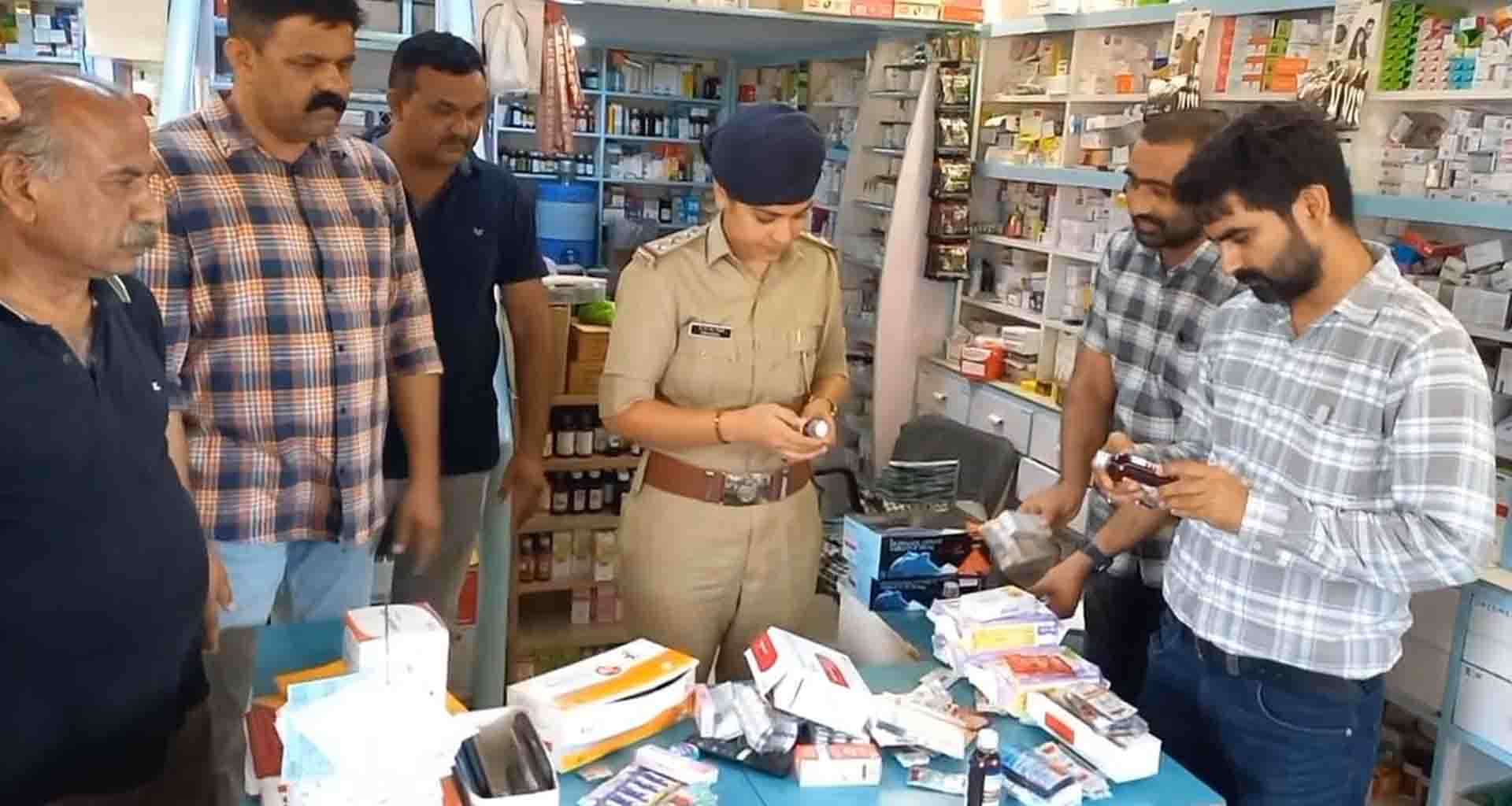 પાલનપુરમાં મેડિકલ સ્ટોર્સ સામે તવાઈ; પોલીસની 4 ટીમોએ વીસેક મેડિકલ સ્ટોર્સ પર કરી રેડ