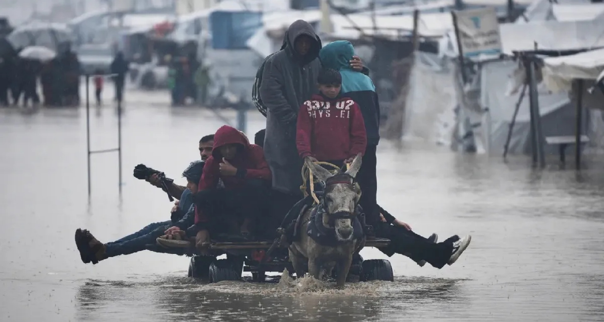 ઇઝરાયલી હુમલા બાદ ગાઝામાં વરસાદ અને પૂરથી ભારે તબાહી, સ્થિતિ ગંભીર