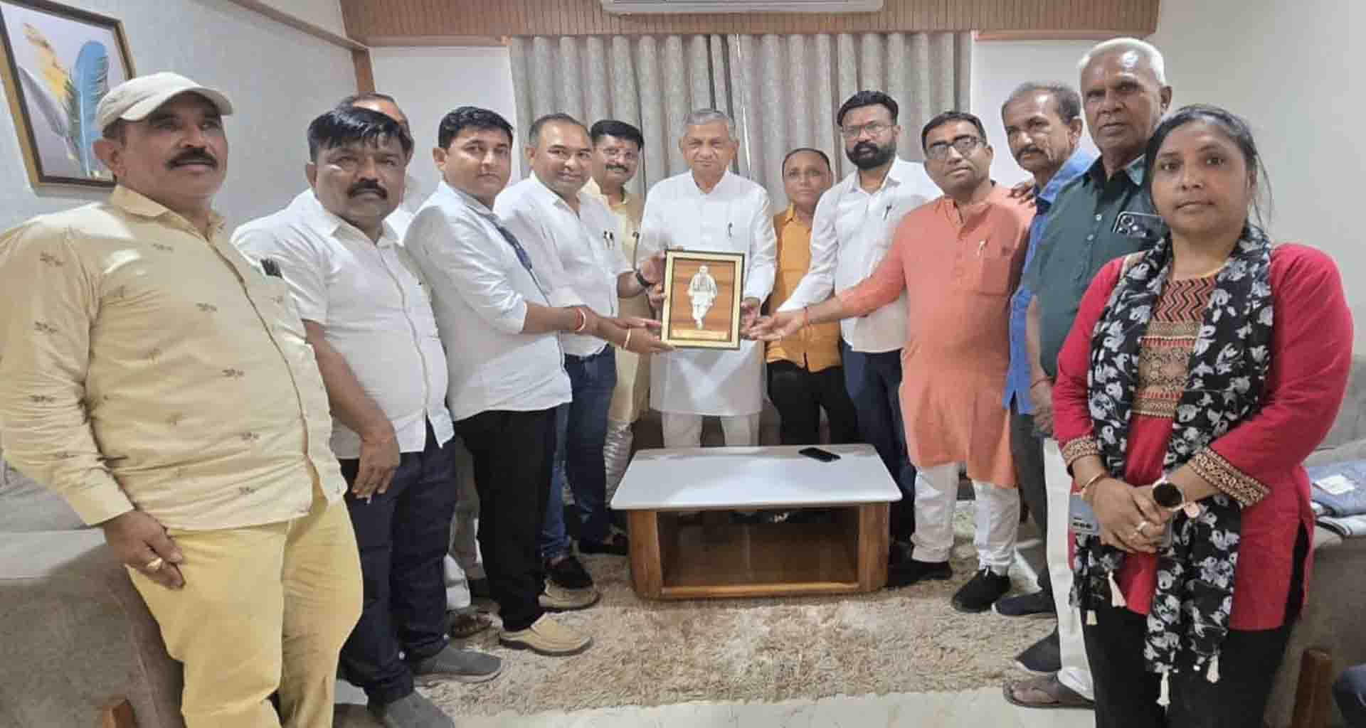 પાટણની મુલાકાત માટે આવેલા પુરવઠા મંત્રીએ ભાજપના આગેવાનો સાથે વિકાસ કામોની ચચૉ કરી