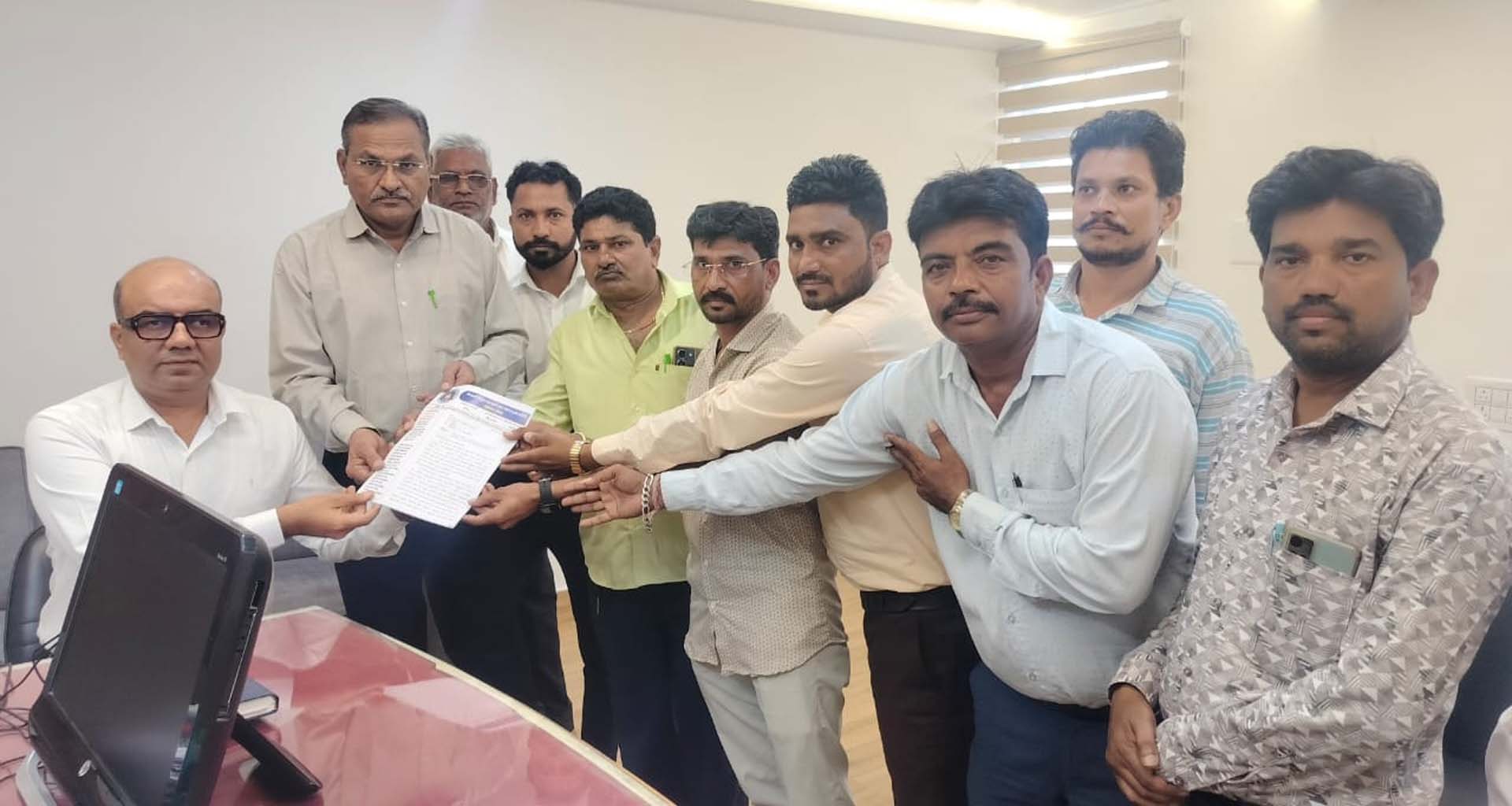 ડીસામાં વિચરતી-વિમુક્ત જનજાતિઓ દ્વારા નાયબ કલેક્ટરને આવેદનપત્ર આપ્યું