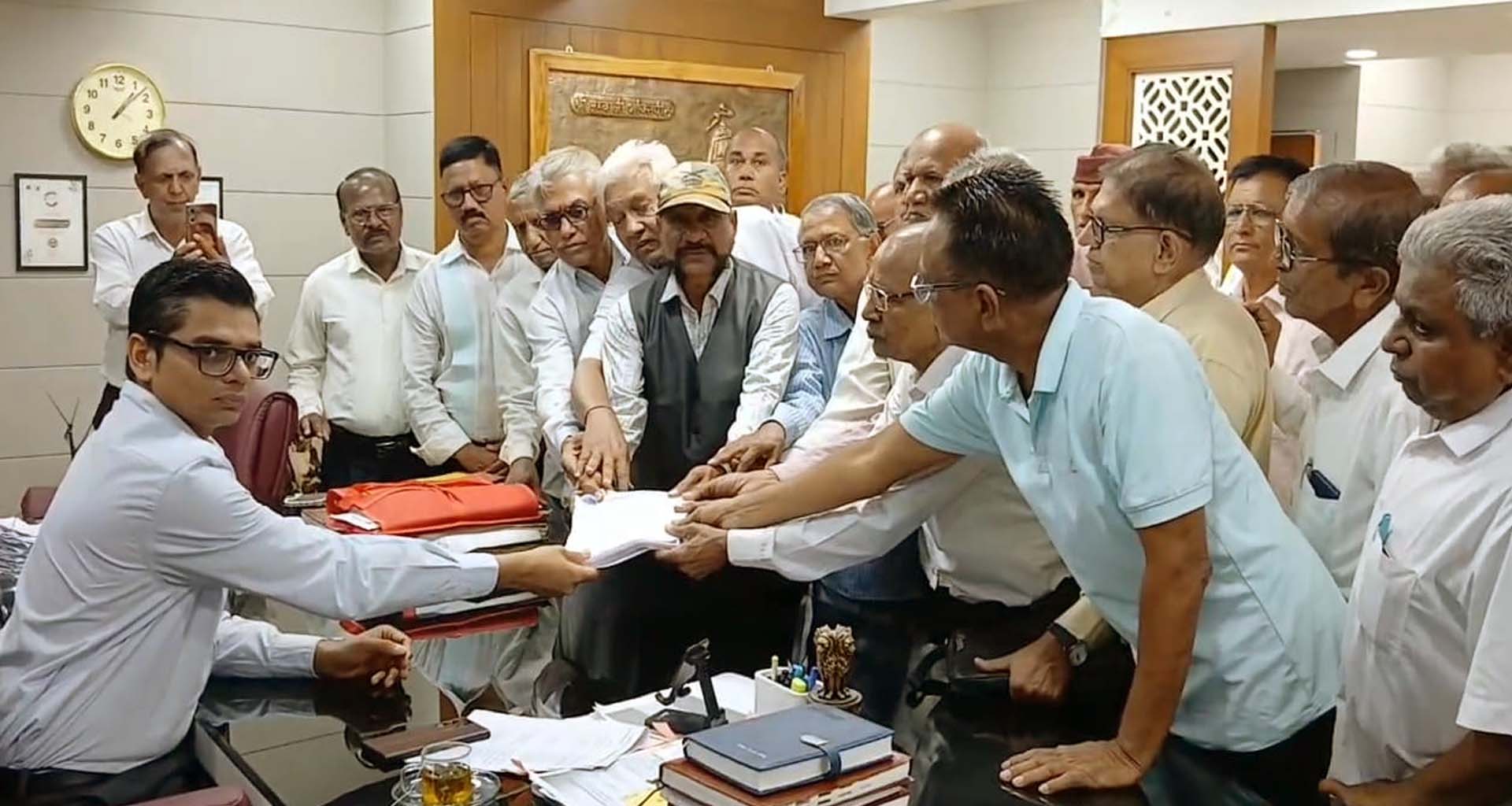 બનાસકાંઠા પેન્શનર્સએ જતાવ્યો વિરોધ; પડતર માંગણીઓને લઈને આવેદનપત્ર આપ્યું