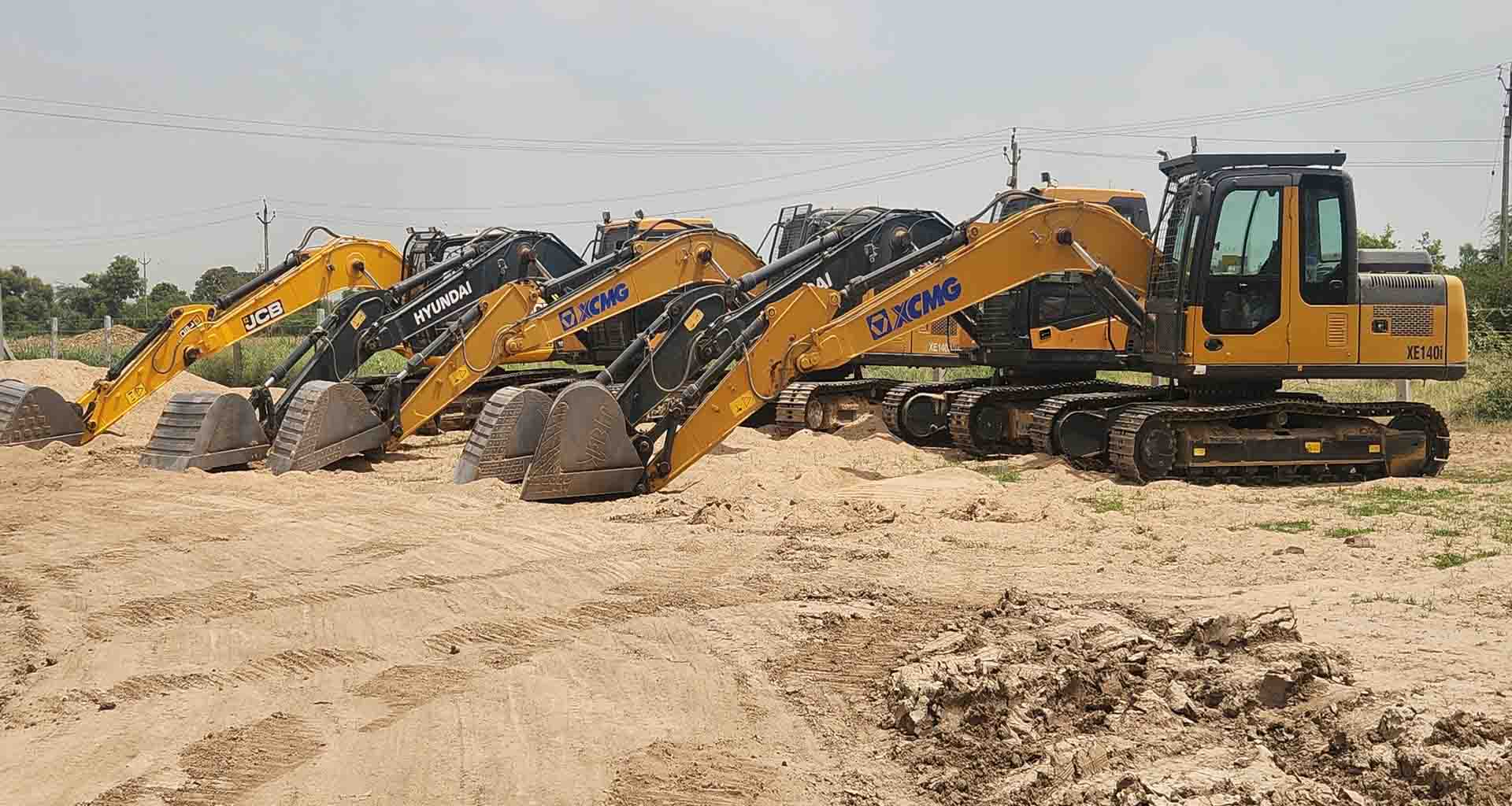 ભુસ્તર વિભાગનો સપાટો; છાત્રાલાની બનાસ નદીમાં વહેલી સવારે રેડ, મશીનો અને ડમ્ફરો ઝડપાયા