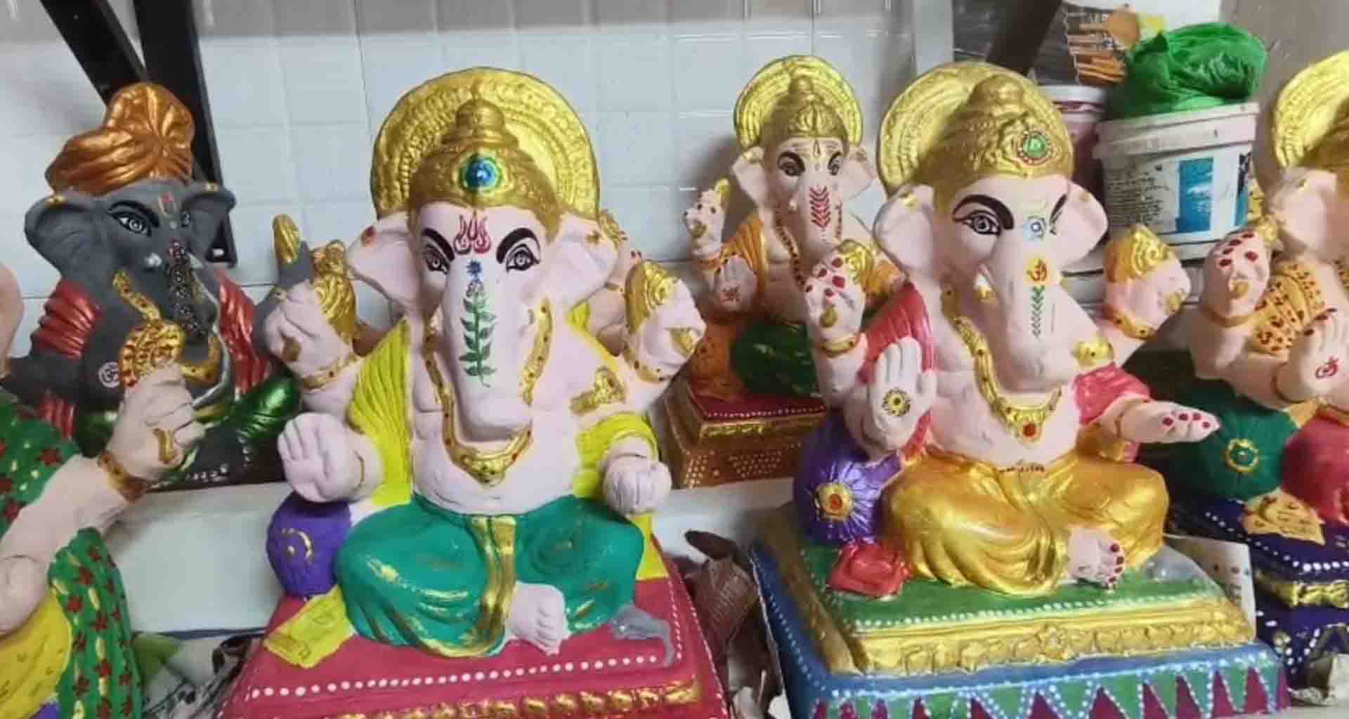 પર્યાવરણની જાળવણી માટે માટીની મૂર્તિનું નિર્માણ કરતી કુકડીયાની બહેનો