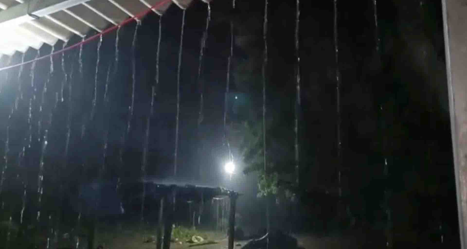 પાટણ શહેર સહિત પંથકના રાધનપુર વિસ્તારમાં મોડી રાત્રે વાવાઝોડા સાથે મુશળધાર વરસાદ વરસતા ઠંડક પ્રસરી