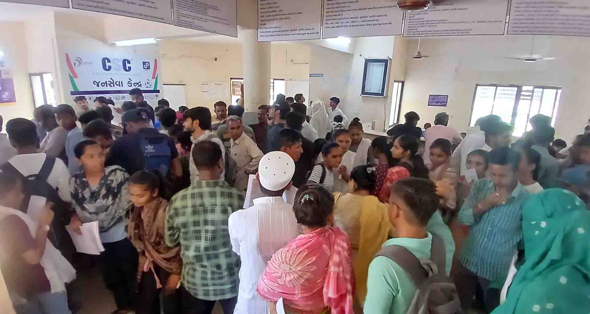 પાલનપુરના જન સેવા કેન્દ્રમાં દાખલા લેવા અરજદારોની લાંબી કતારો લાગી