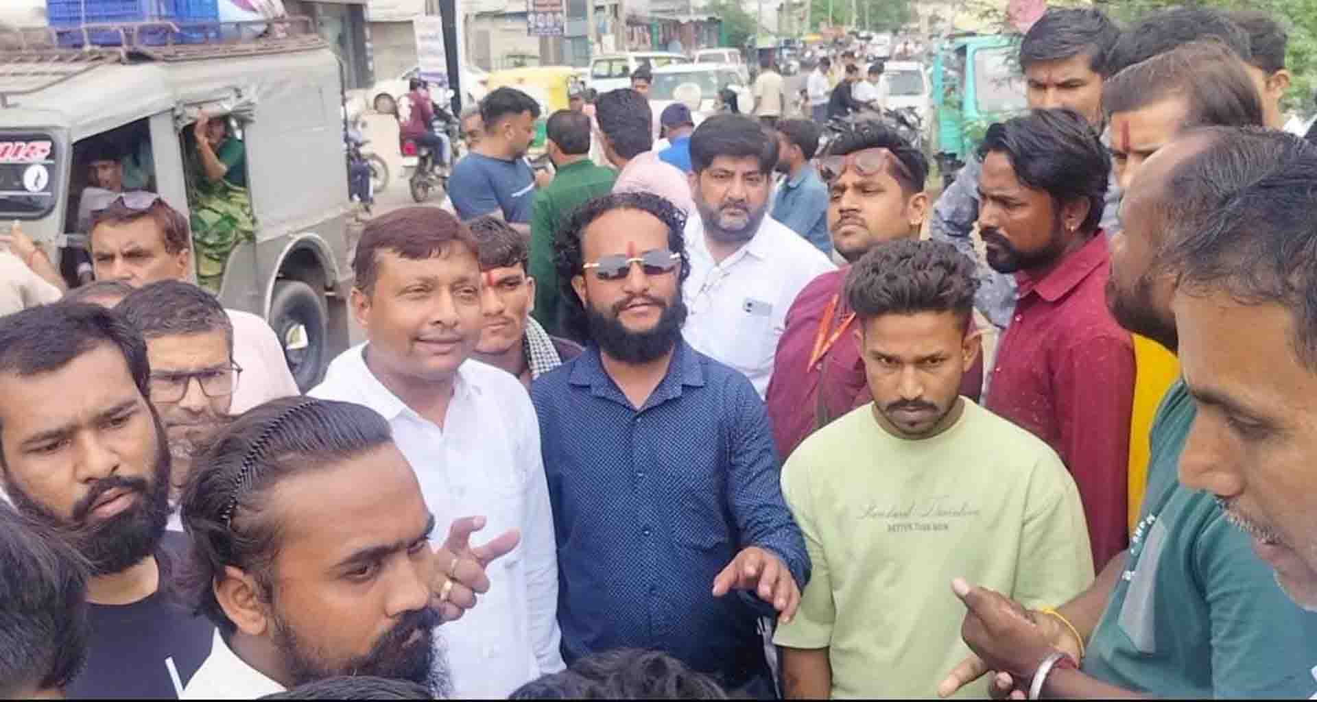 ડીસાના ગાયત્રી મંદિર નજીક ગૌમાતાના વાછરડાના અવશેષ ફેંકવામાં આવતા આક્રોશ