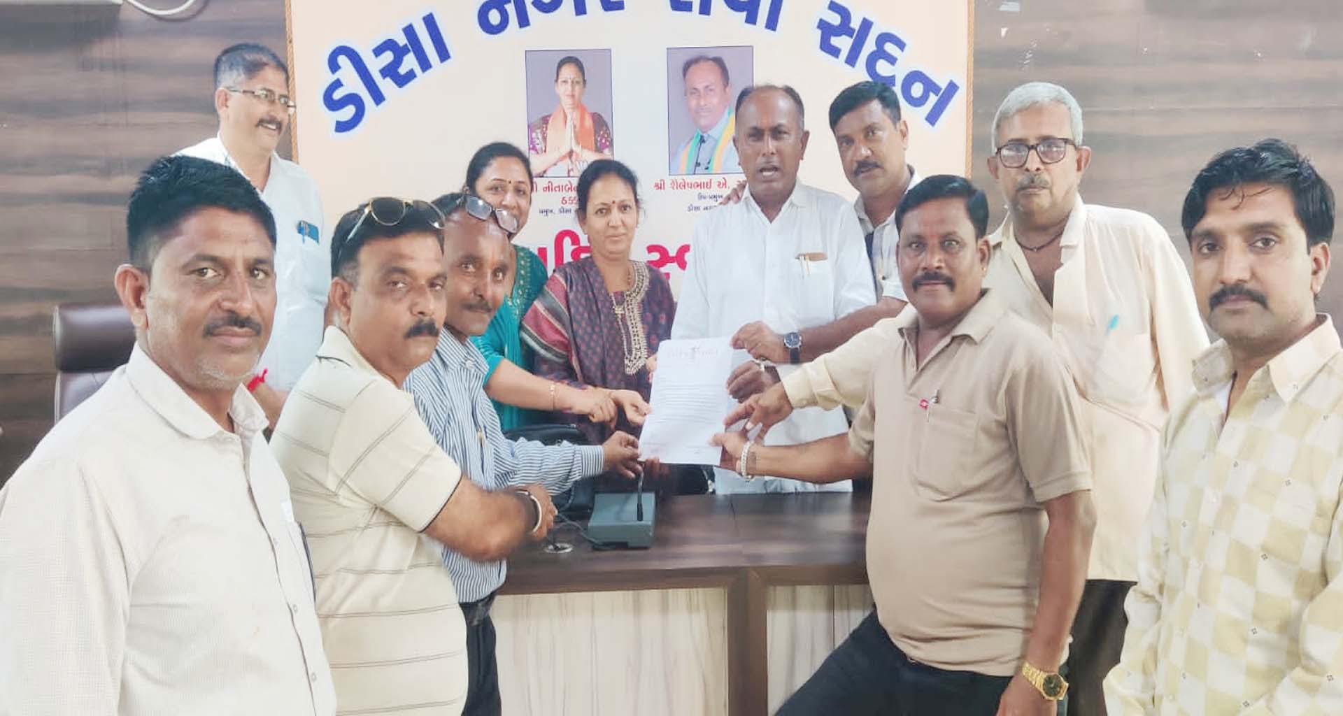 શ્રાવણ માસ દરમિયાન ડીસા શહેરમાં નોનવેઝની લારીઓ બંધ કરાવવા શિવસેવા સમિતિ ડીસા દ્વારા આવેદનપત્ર અપાયું