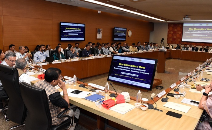 રાજ્યમાં વિજ્ઞાન, ટેકનોલોજી અને નવીનતા ઇકોસિસ્ટમને વધુ મજબૂત બનાવવા ગાંધીનગર ખાતે પ્રથમવાર ‘વાઈસ ચાન્સેલર મીટ’ યોજાઈ