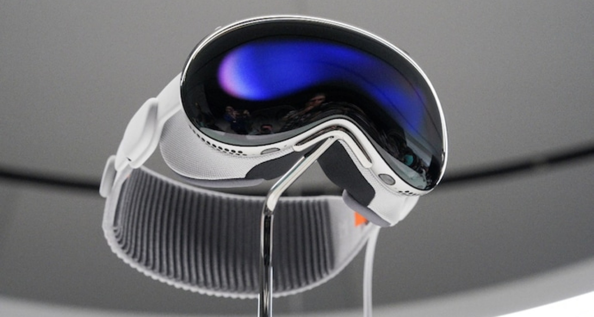 એપલે ભૂતપૂર્વ કર્મચારી પર વિઝન પ્રોના રહસ્યો ચોરી કરવા અને વેપાર કરવા બદલ દાવો માંડ્યો