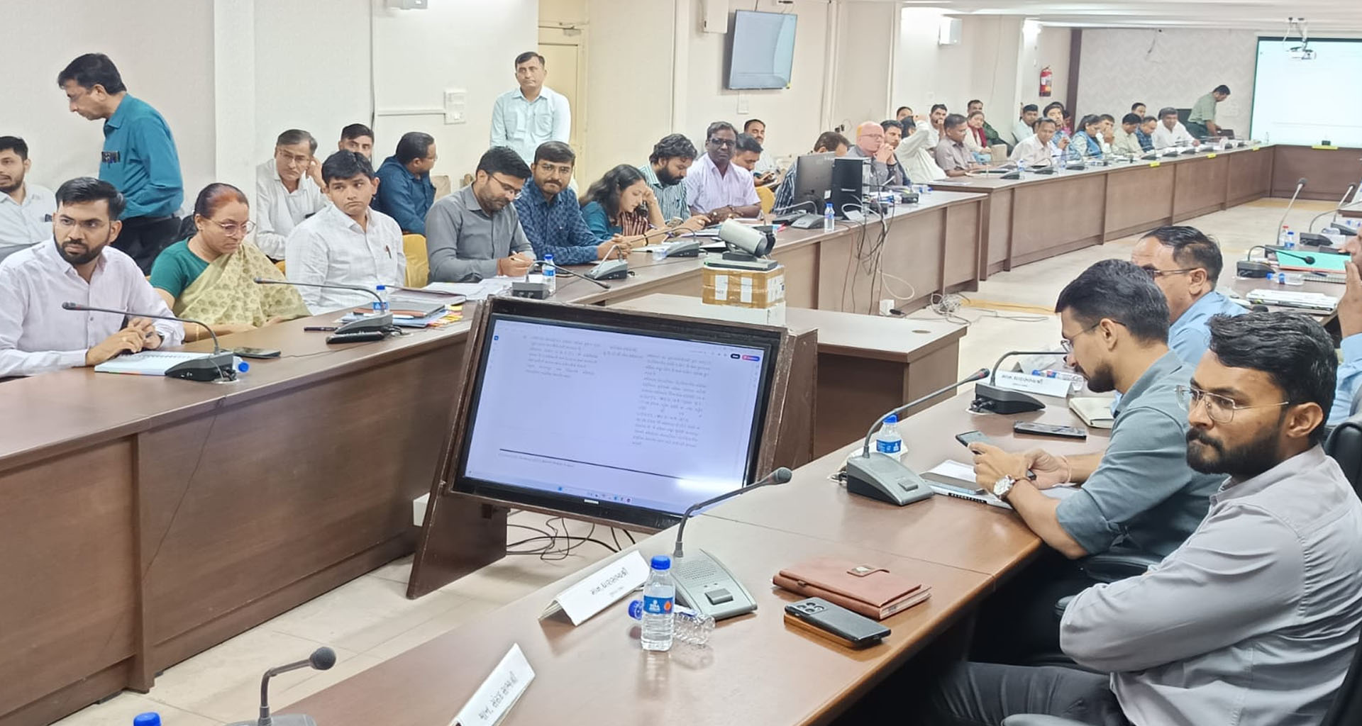 મહેસાણા જિલ્લા કલેક્ટરના અધ્યક્ષસ્થાને પ્રિ-મોન્સૂન કામગીરી અંગે મહત્વની બેઠક યોજાઈ