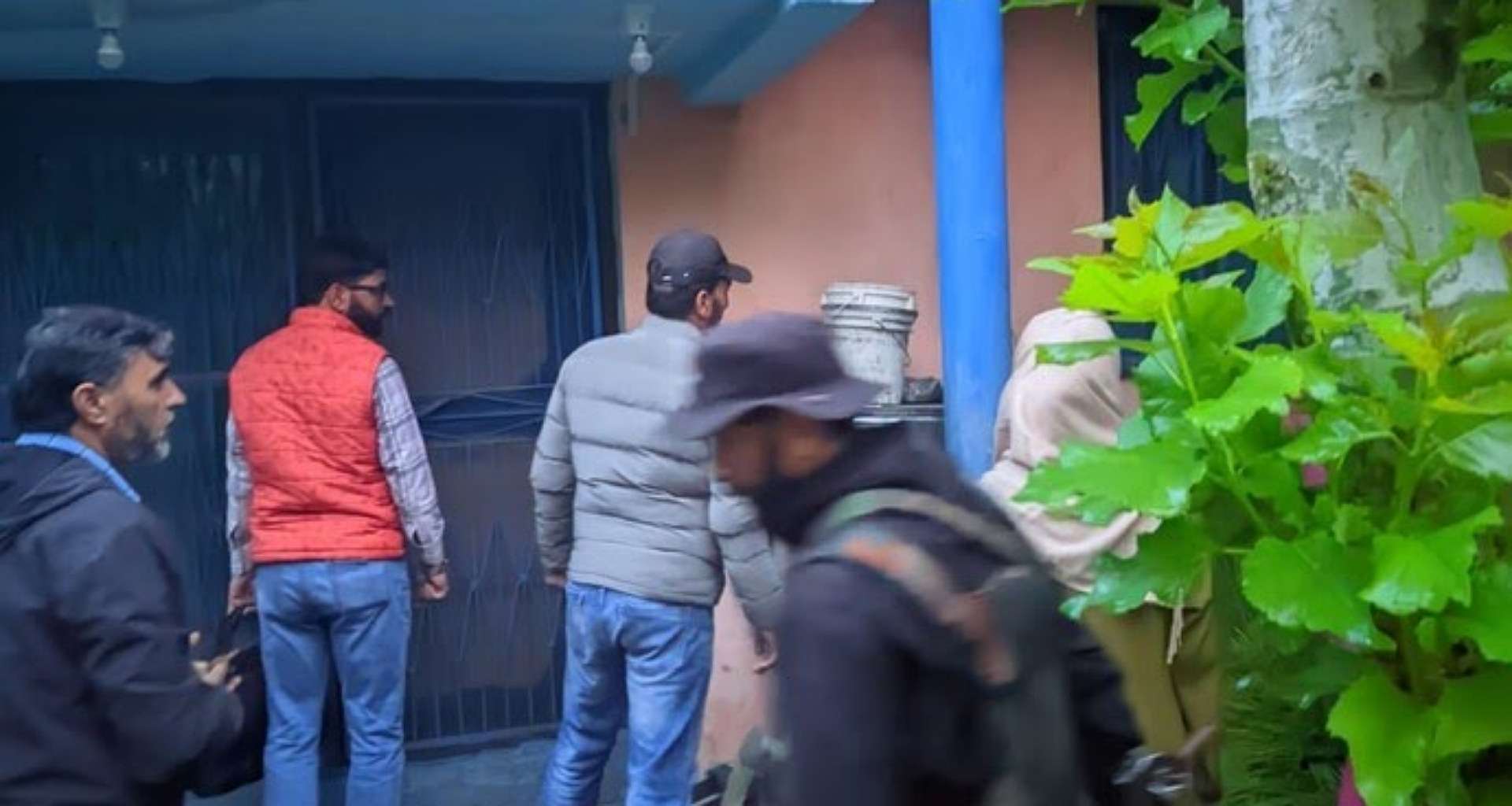 કાશ્મીરમાં સરહદ પારના આતંકવાદી નેટવર્ક સાથે જોડાયેલા અનેક સ્થળોએ દરોડા પાડવામાં આવ્યા