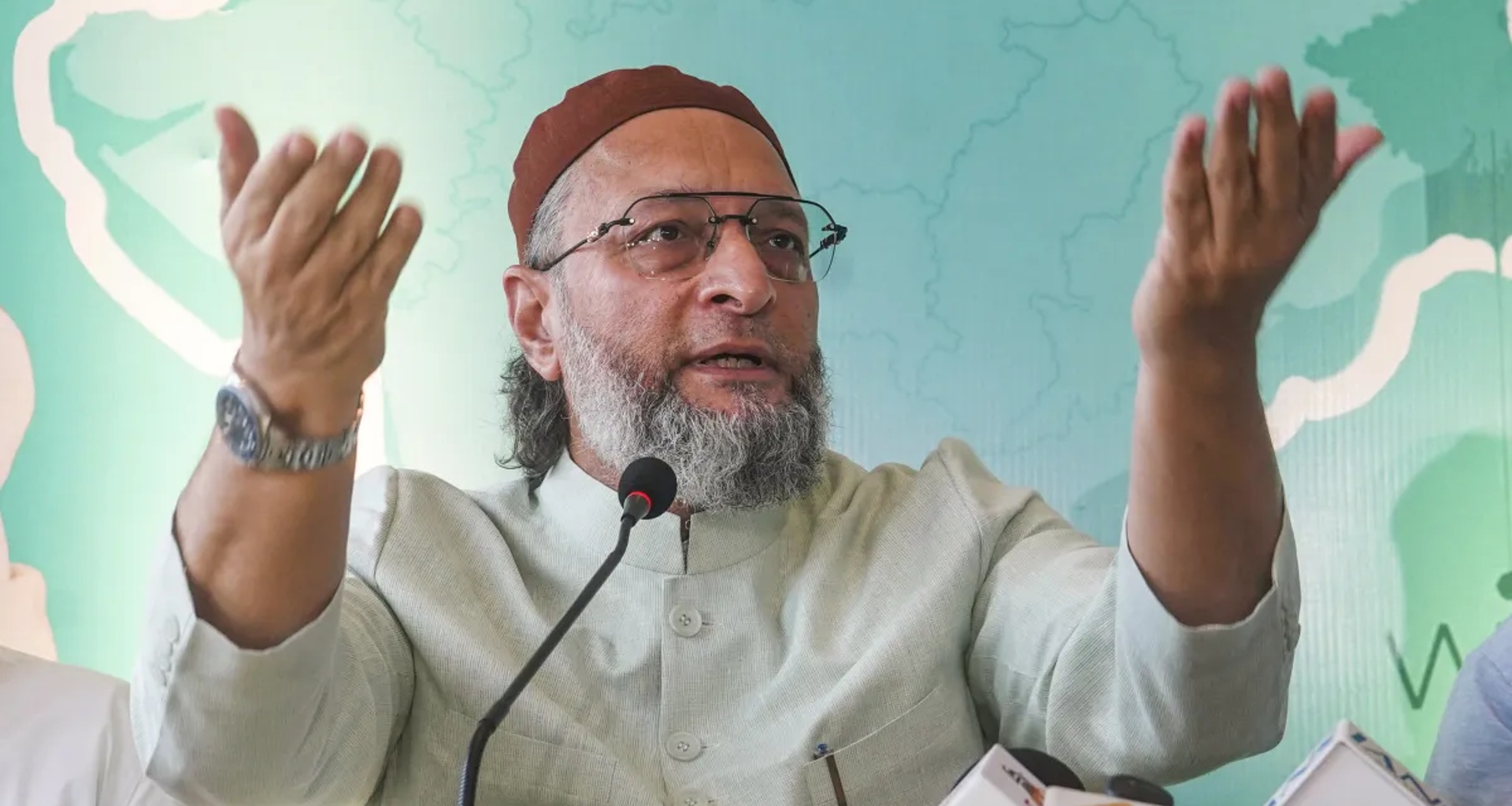 ઈદ પર ફક્ત તમારા પ્રિયજનો પાસેથી જ સામાન ખરીદો, ઝેરી નિવેદન બદલ AIMIM એ તૌકીર નિઝામીને સસ્પેન્ડ કર્યા