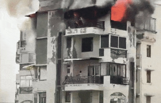 દિલ્હીના દ્વારકામાં એક ઈમારતમાં ભીષણ આગ લાગતાં એક જ પરિવારના ત્રણ લોકોએ જીવ ગુમાવ્યા