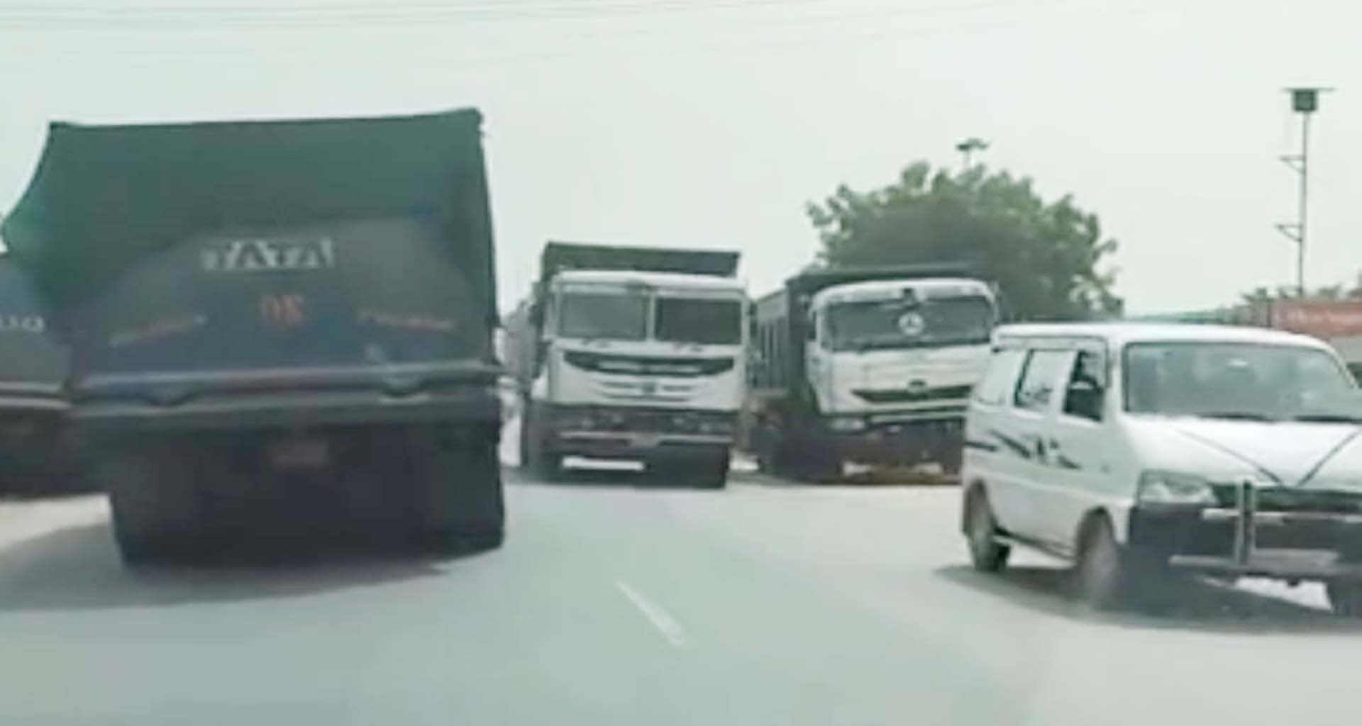 પાટણ-શિહોરી હાઈવે પર રેતી ભરીને દોડતા વાહનોના કારણે સજૉતી ટ્રાફિક સમસ્યા