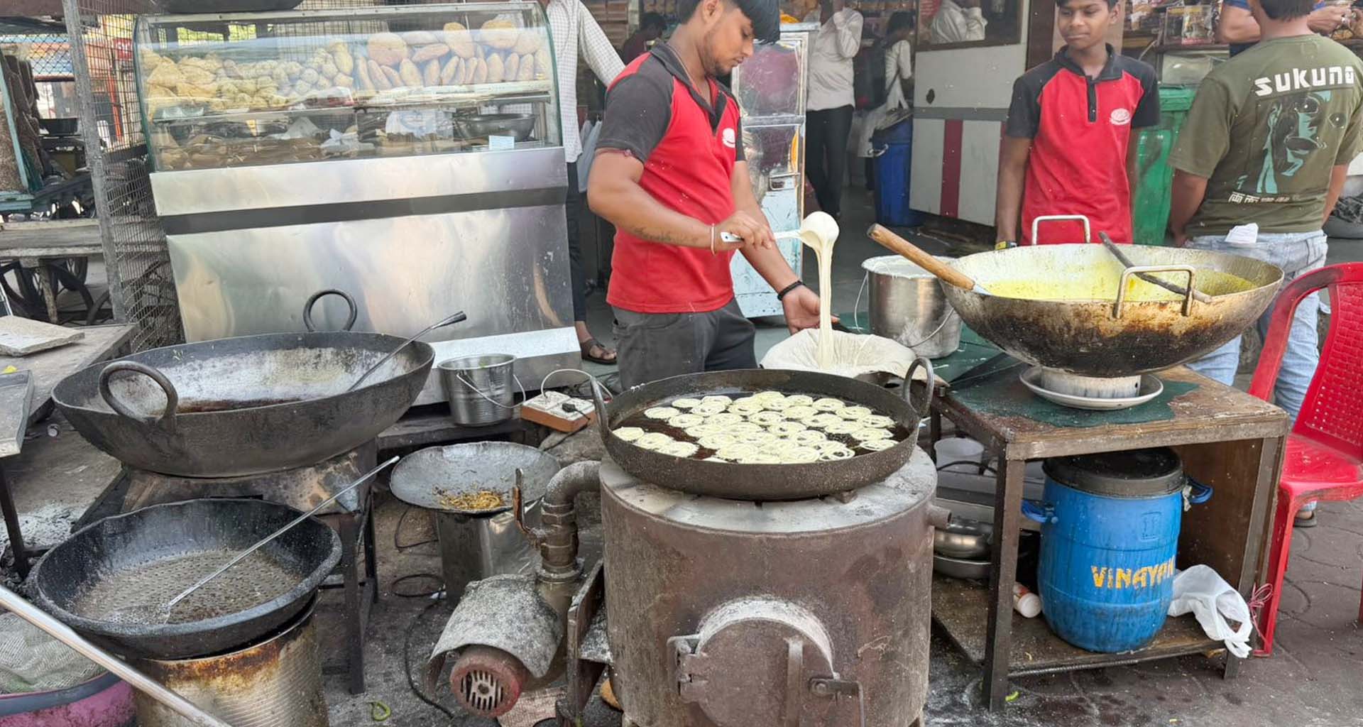 અમેરિકા-ઈરાન યુદ્ધની અસર ડીસામાં: ગેસની અછત વચ્ચે વેપારીઓએ ફરી ધખધખાવ્યા 'દેશી ચૂલા'