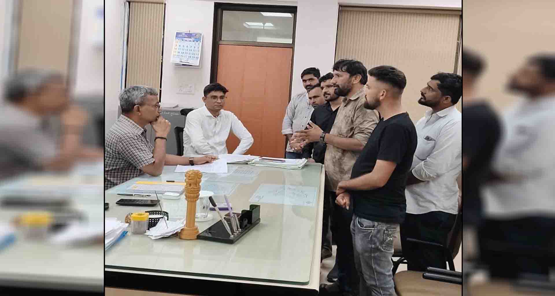 લાખણીમાં યુરિયા ખાતરની અછતના કારણે ખેડૂતોનું મામલતદારને આવેદનપત્ર