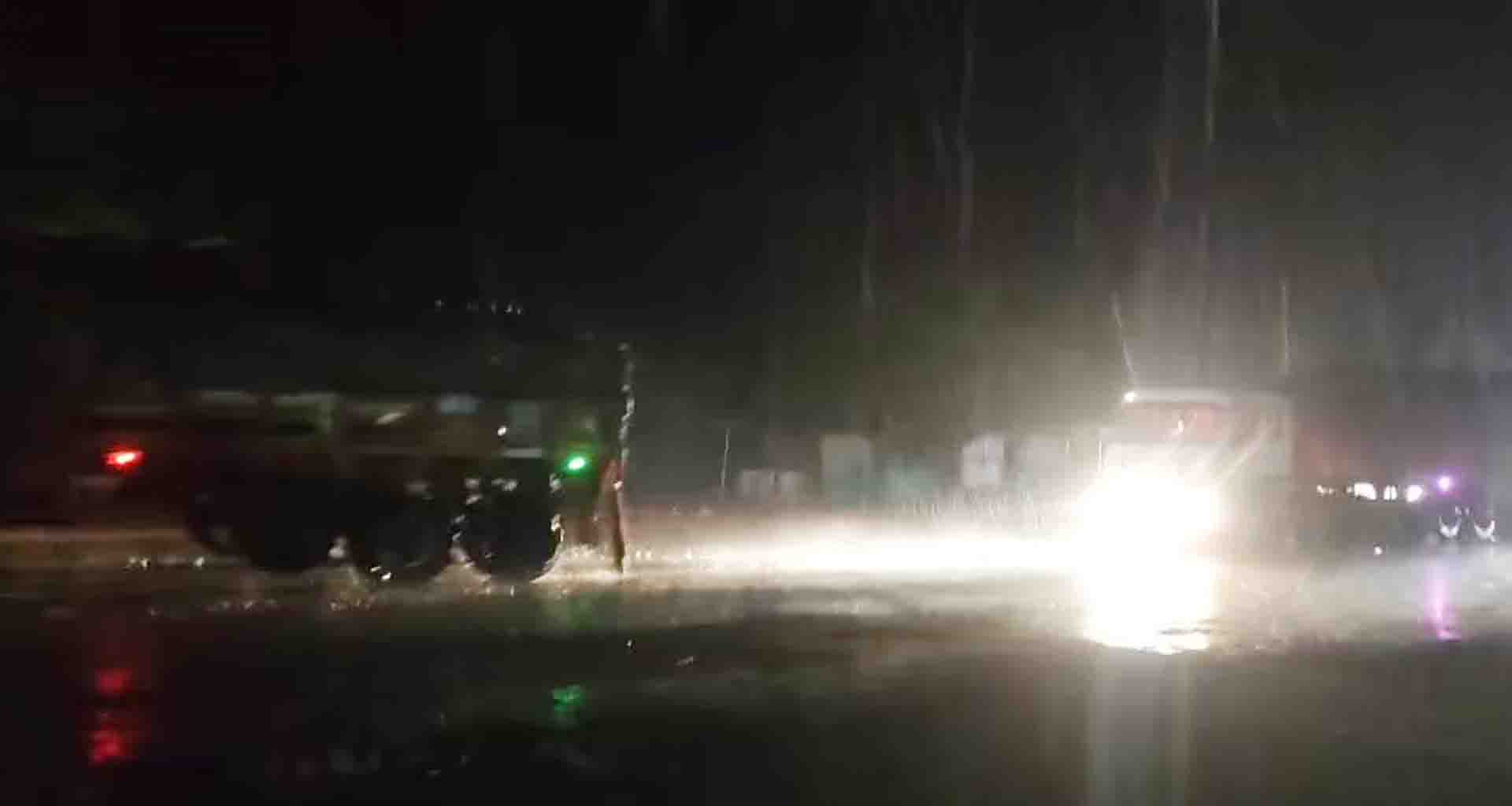 બનાસકાંઠા; મોડી રાતે કમોસમી વરસાદ પાણી ભરાઈ જતા વાહન ચાલકો અટવાયા