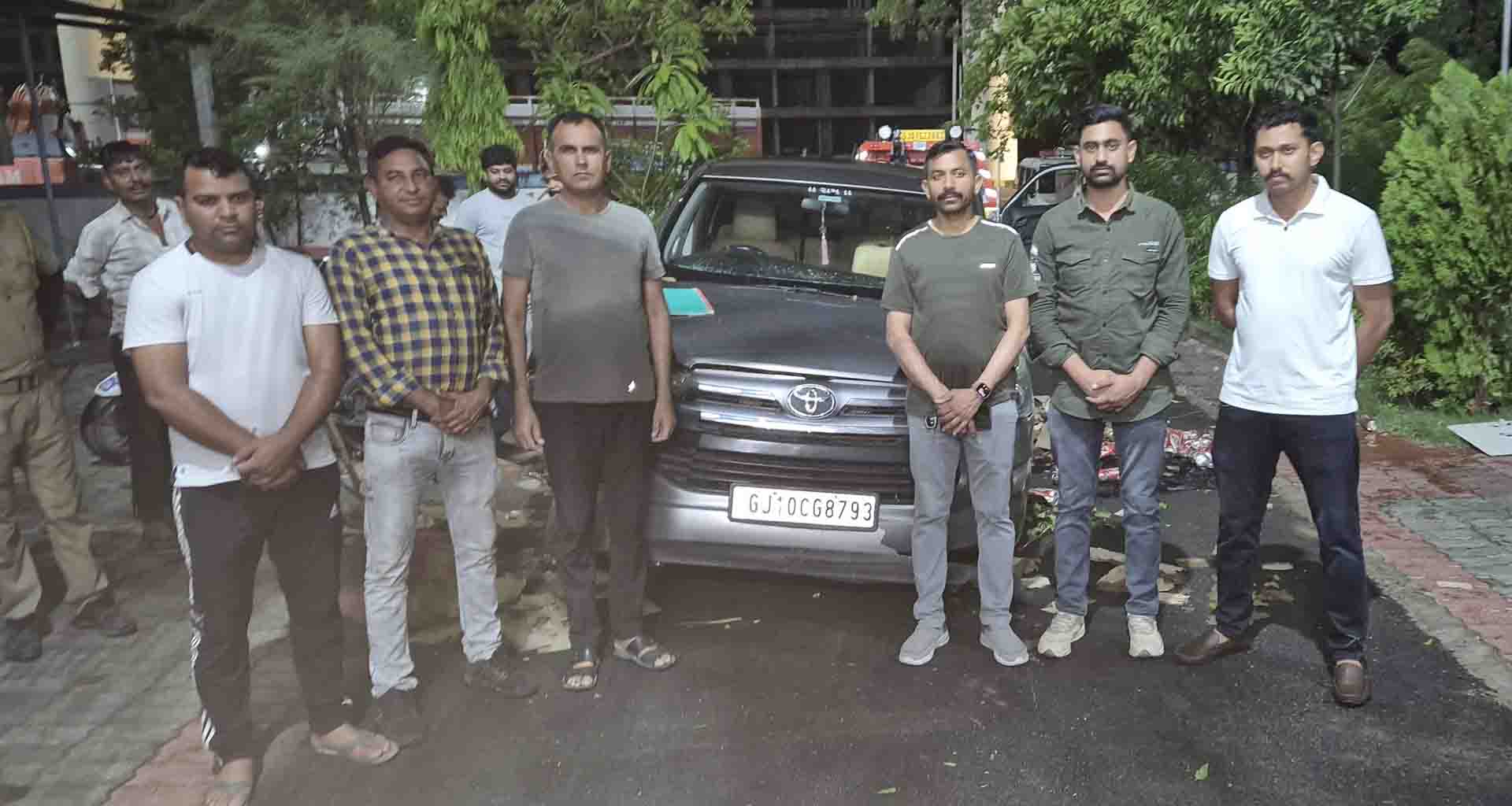 ચડોતર-ગઢ રોડ પરથી વિદેશી દારૂ ભરેલી ઇનોવા ઝડપાઇ; 14.43 લાખનો મુદ્દામાલ જપ્ત