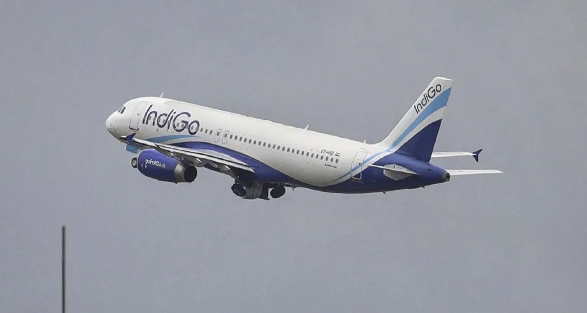 બોમ્બ હોવાની જાણ થતાં વિમાનનું વારાણસીમાં ઇમરજન્સી લેન્ડિંગ, લોકોમાં ડરનો માહોલ