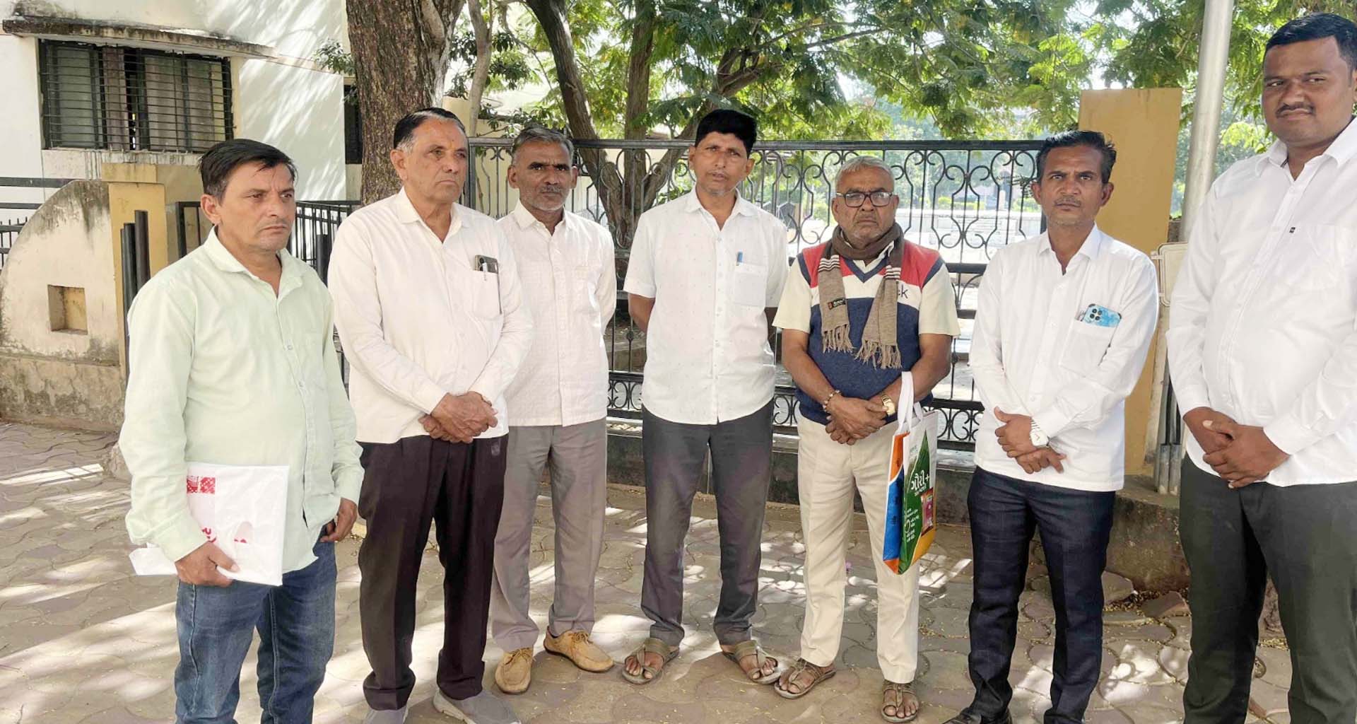 બનાસકાંઠા જિલ્લાના ખેડૂતોએ કલેકટરને આવેદનપત્ર આપ્યું