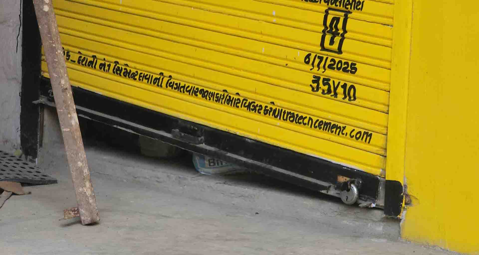 મોડી રાત્રે પાંચ દુકાનોના તાળા તૂટ્યા; બે લાખથી વધુની ચોરી, વેપારીઓમાં ફફડાટ