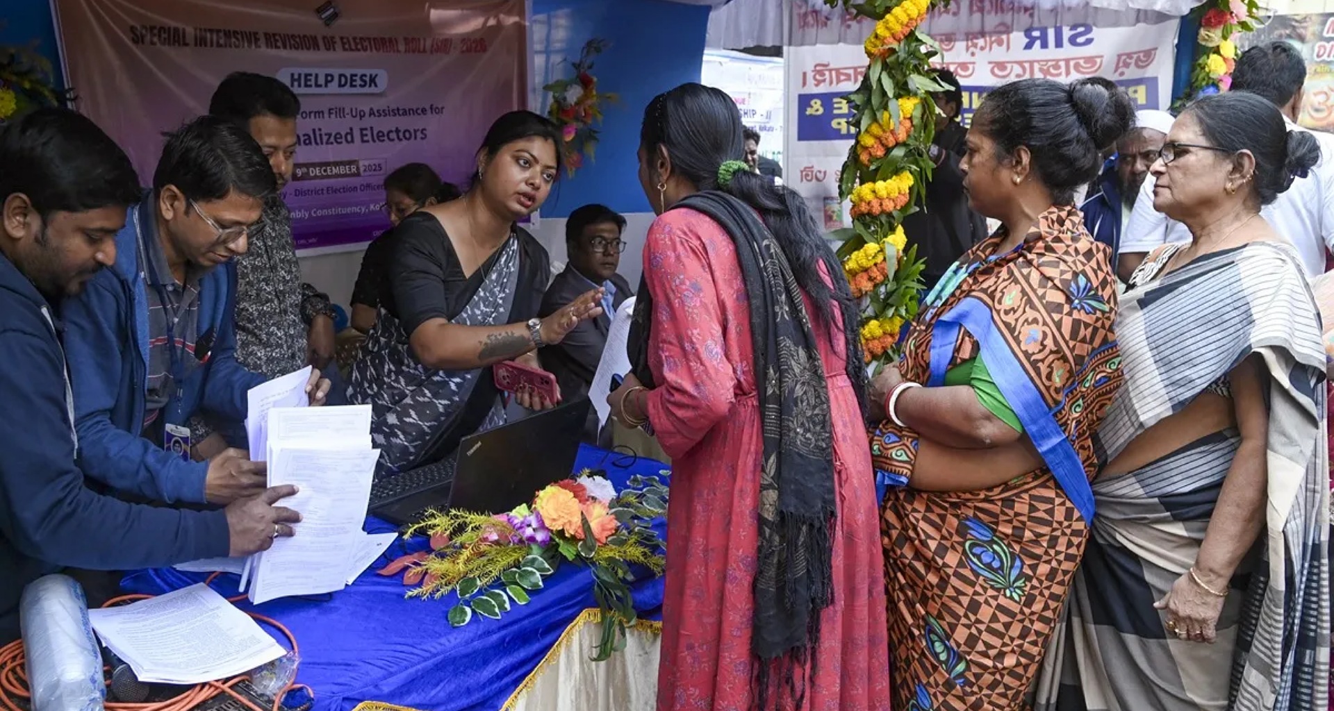 બંગાળ SIR: મતદાર યાદીમાંથી 5.8 મિલિયન નામો દૂર કરવામાં આવ્યા, 100,000 થી વધુ મતદારો ખોટા હોવાનું જાણવા મળ્યું