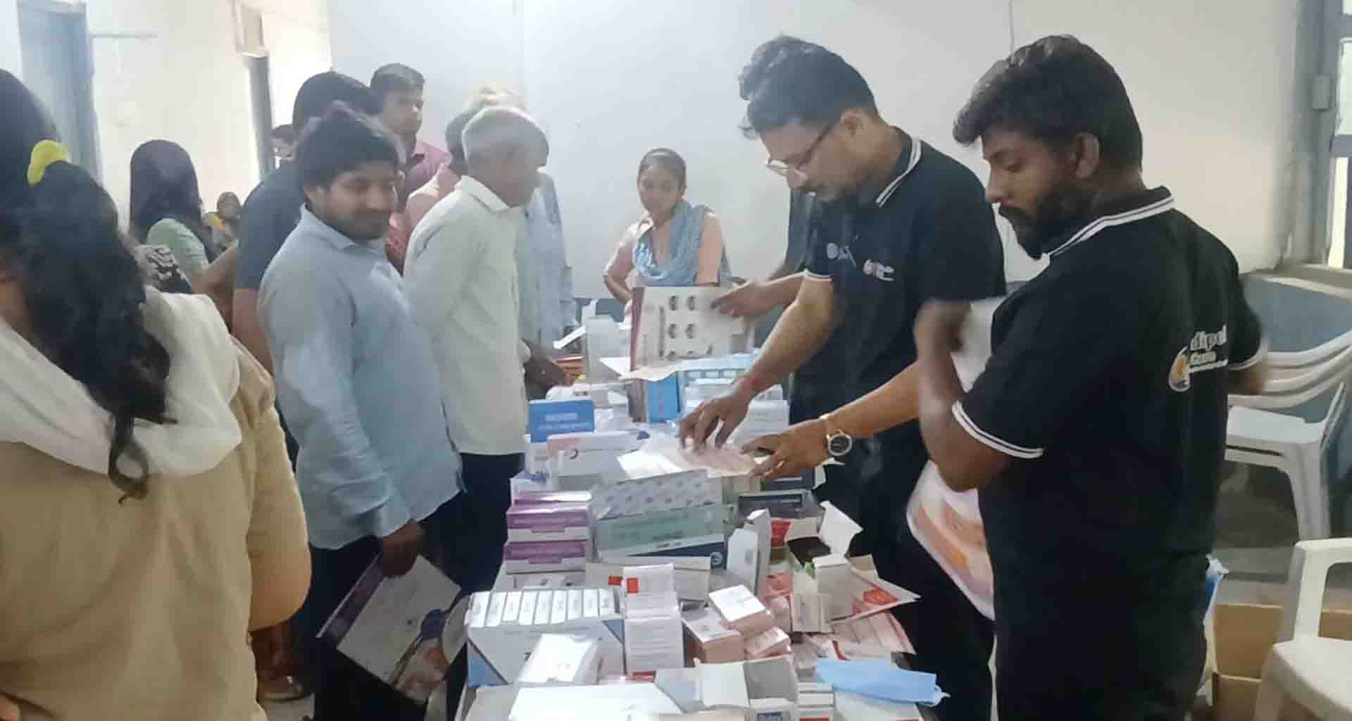 પાલનપુરના ગઢ ખાતે યોજાયેલ ફ્રી નિદાન કેમ્પમાં અંદાજે એક હજાર દર્દીઓએ સેવાનો લાભ લીધો