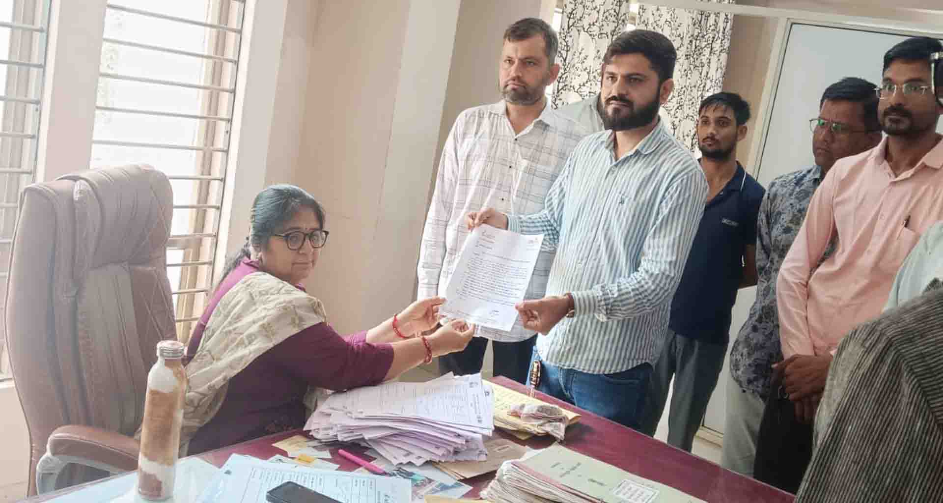 રખડતા ઢોરને કારણે થયેલી દુર્ઘટનાને પગલે તાત્કાલિક પગલાં લેવા ઊંઝા મામલતદારને આવેદનપત્ર પાઠવ્યું