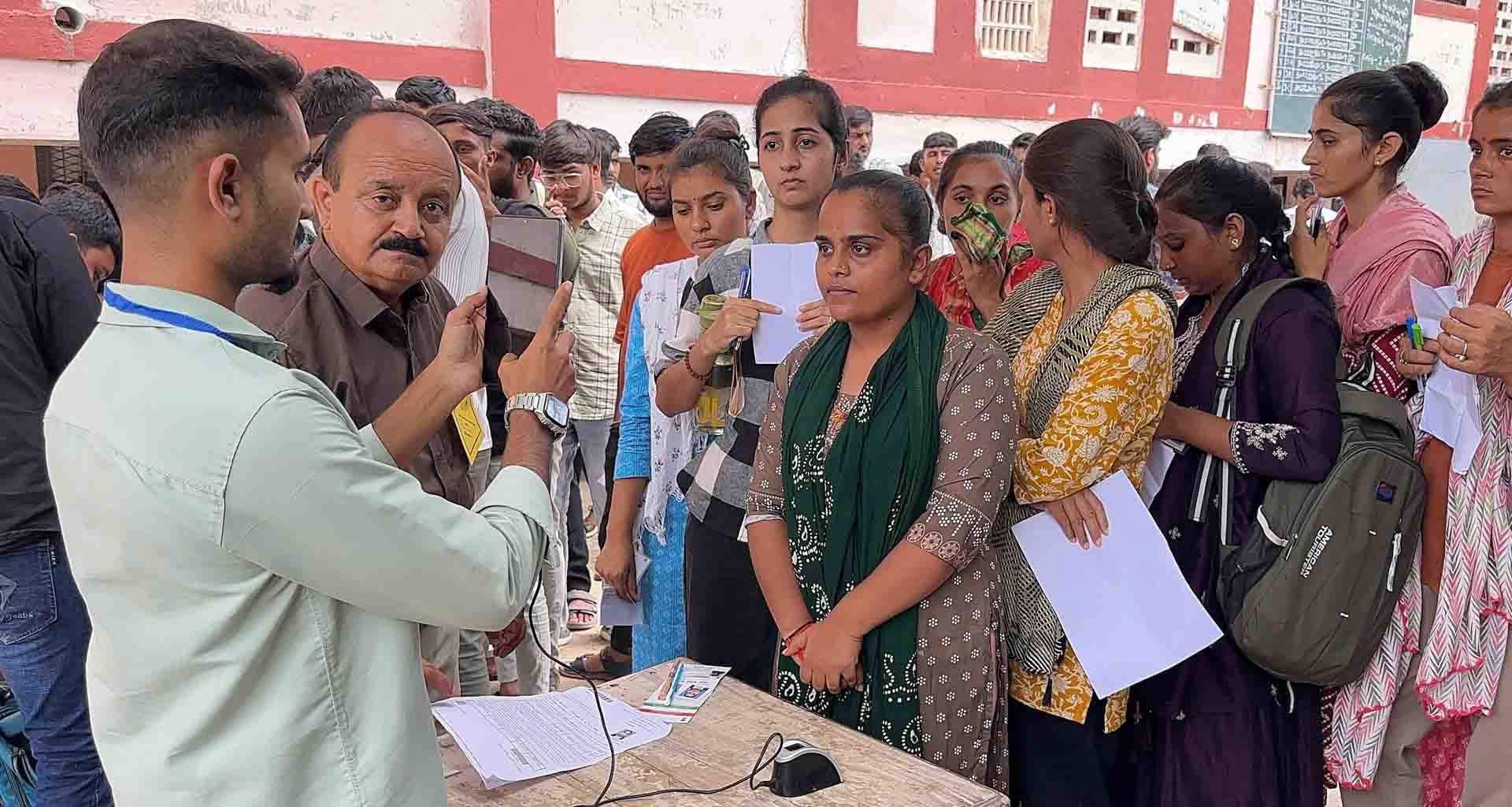 પાટણ અને સિદ્ધપુર કેન્દ્રો પર શાંતિ પુણૅ માહોલમાં મહેસૂલી તલાટી વર્ગ-૩ ની પ્રાથમિક પરિક્ષા લેવાઈ