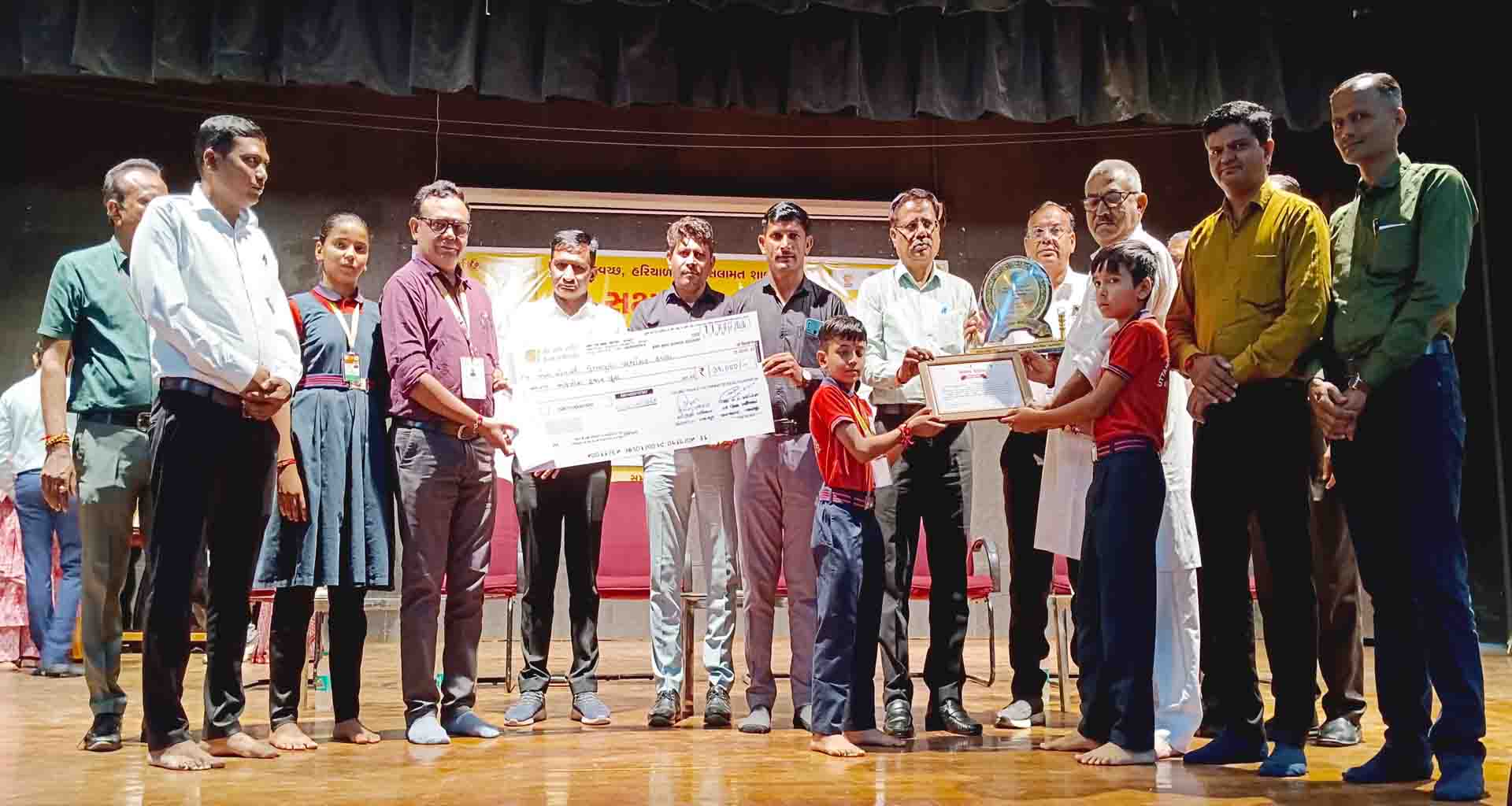 બનાસકાંઠામાં જિલ્લા અને તાલુકા કક્ષાએ શ્રેષ્ઠ પ્રાથમિક તથા માધ્યમિક શાળાઓને એવોર્ડથી નવાજવામાં આવી