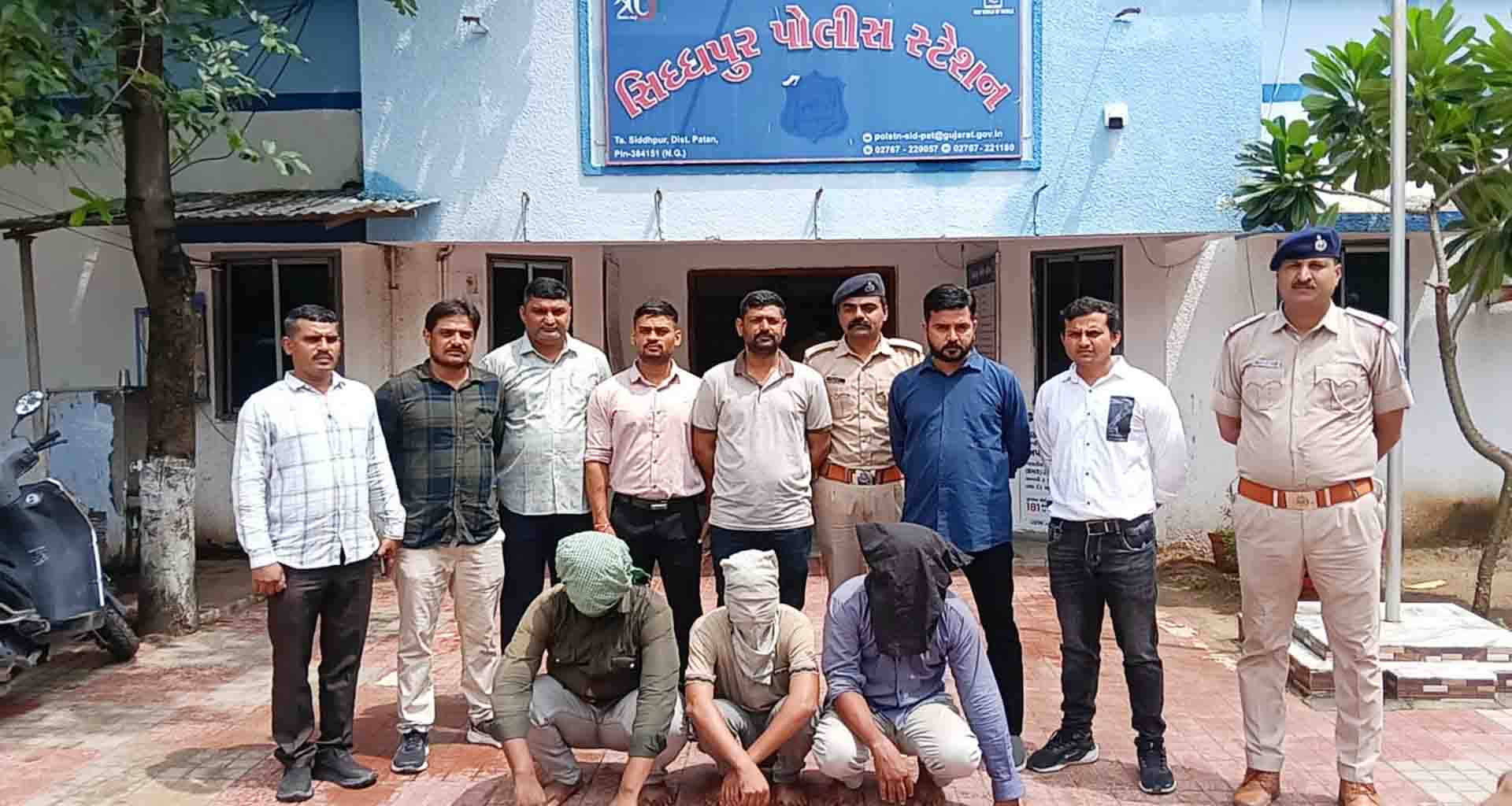 ત્રણ રાજયોમાં પેસેન્જરને બેસાડી લૂટી લેતી ગેંગના ત્રણ ઇસમોને સિધ્ધપુર પોલીસે દબોચ્યા