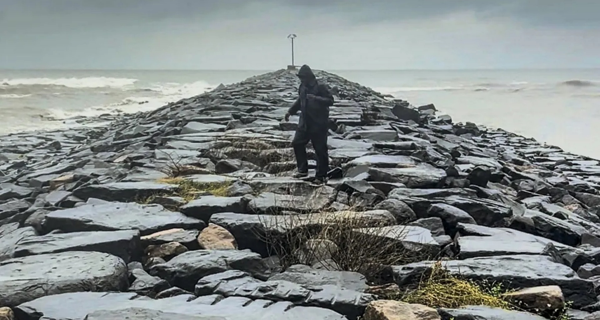 ચક્રવાત દિત્વાની અસર: તમિલનાડુના અનેક જિલ્લાઓમાં ભારે વરસાદ ચાલુ, પુડુચેરીમાં શાળાઓ બંધ