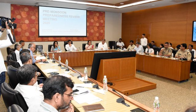 ચોમાસાની સંભવિત પરિસ્થિતિને પહોંચી વળવા સંબંધિત વિભાગ રાજ્યકક્ષાના કંટ્રોલ રૂમ શરૂ કરવાની સાથે ડિઝાસ્ટર મેનેજમેન્ટ પ્લાન તૈયાર રાખે : મુખ્ય સચિવશ્રી પંકજ જોષી