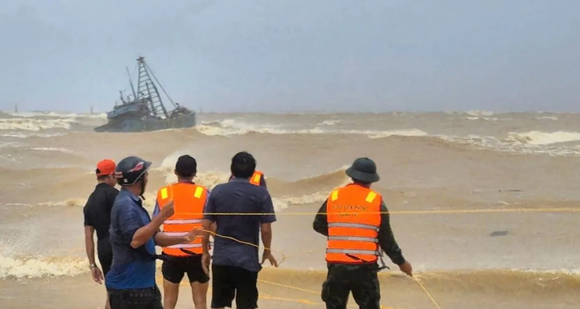 વાવાઝોડા બૌઆલોઈએ વિયેતનામમાં ભય ફેલાવ્યો, હજારો લોકોને વિસ્થાપિત કર્યા, અનેક એરપોર્ટ બંધ