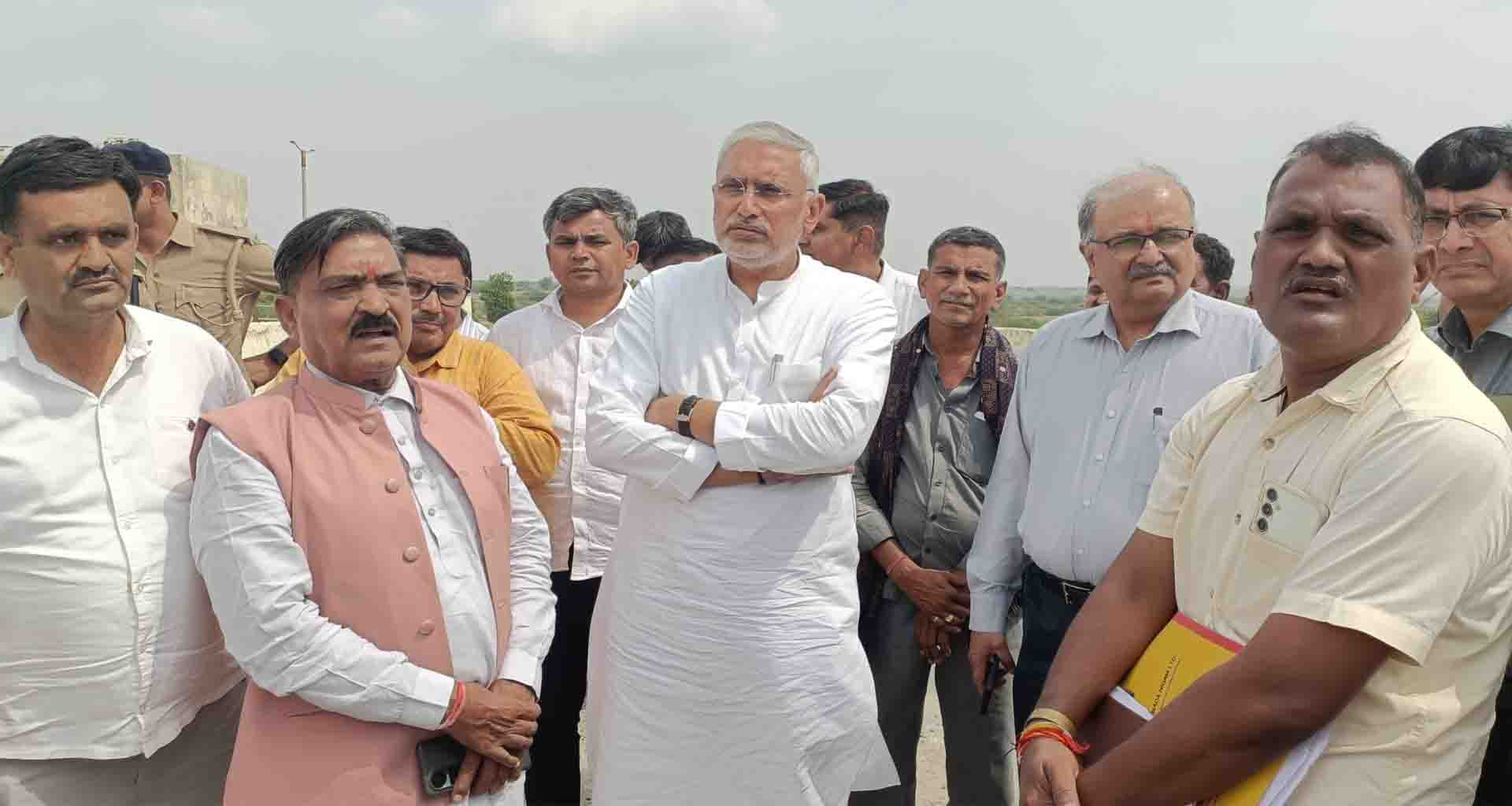 સાંતલપુર તાલુકાના છેવાડાના ગામોની મુલાકાત લઈ પાણીના પ્રશ્નોની સમીક્ષા કરતાં પ્રભારી મંત્રી