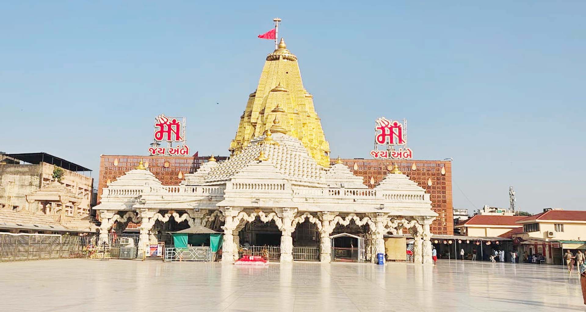 હાઇકોર્ટનો મહત્વપૂર્ણ ચુકાદો : નવરાત્રિમાં અંબાજી મંદિરની પૂજાનો વિશેષ અધિકાર દાંતા રાજવી પાસેથી છીનવાયો : હવે સામાન્ય ભક્તો લાભ લઈ શકશે