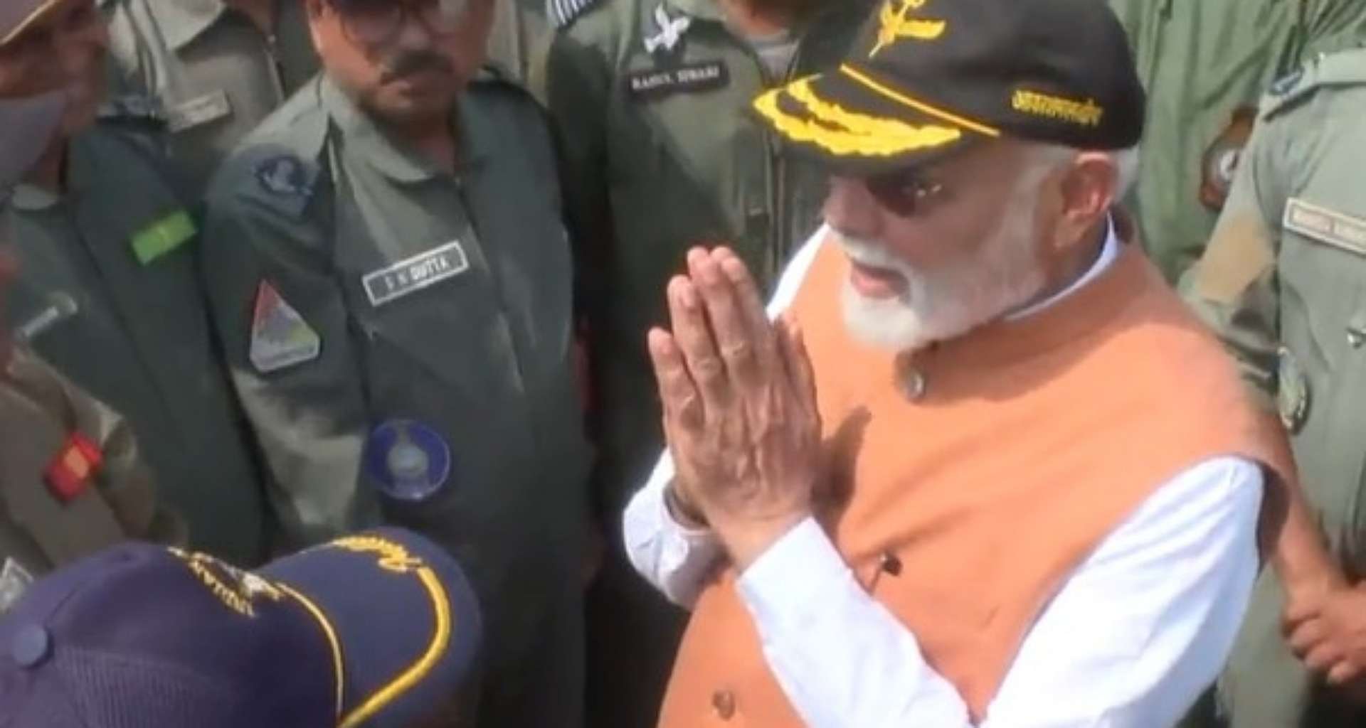 પ્રધાનમંત્રી મોદીએ આદમપુર એરબેઝની મુલાકાત લીધી, સૈનિકો સાથે વાતચીત કરી