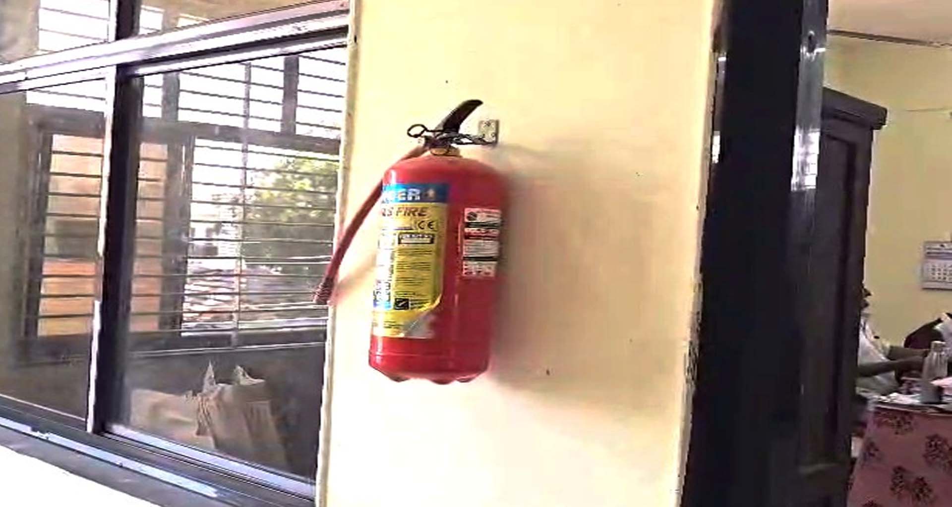 વાવ-થરાદની તા.પં.કચેરીમાં લાગેલી ફાયર સેફટીની બોટલો છ મહિનાથી એક્સ્પાયર