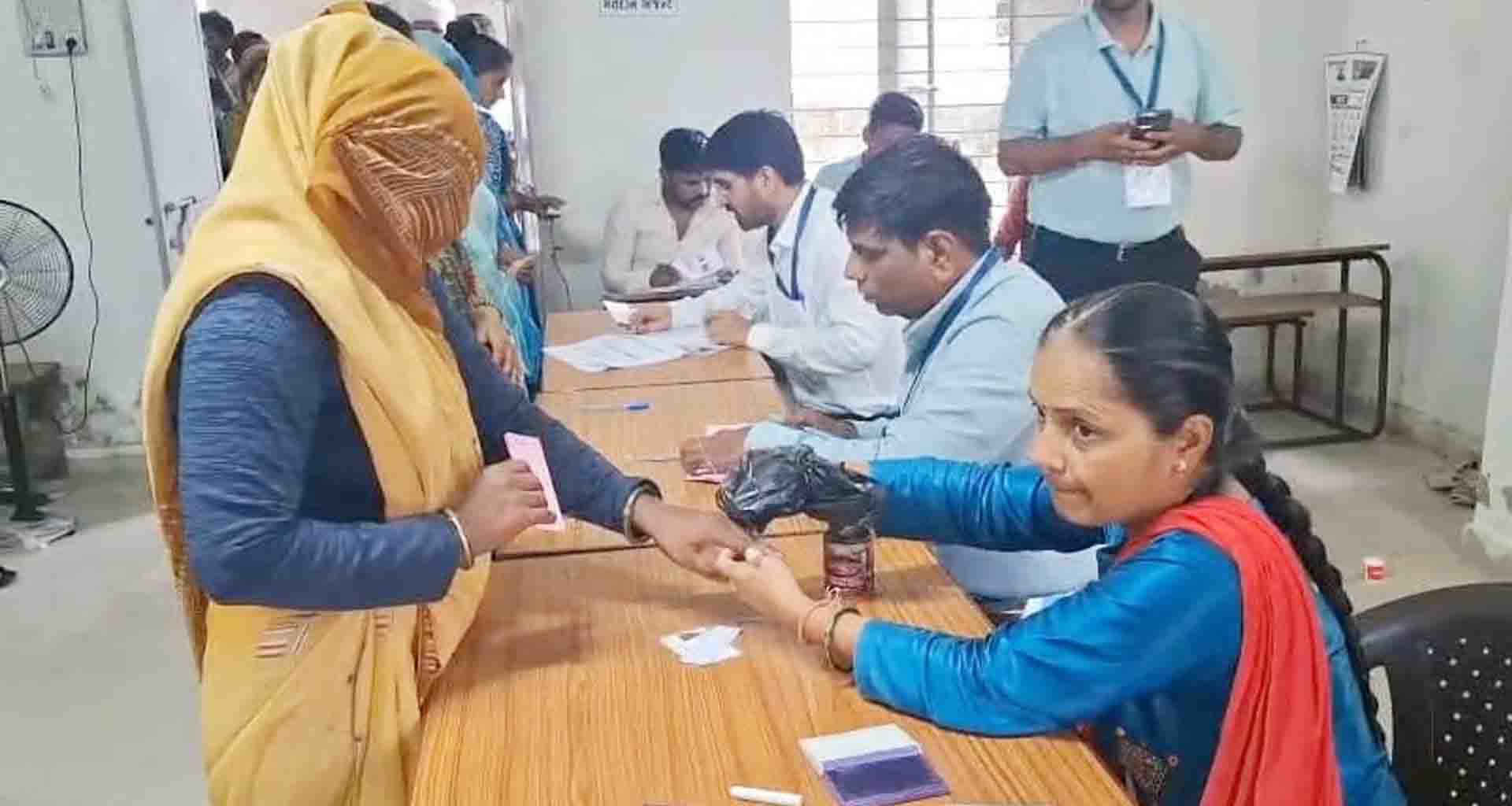 પાટણ જિલ્લામાં 232 ગ્રામ પંચાયતોની ચૂંટણી માટે યોજાયેલ મતદાન પ્રક્રિયા શાતિ પૂણૅ રહી