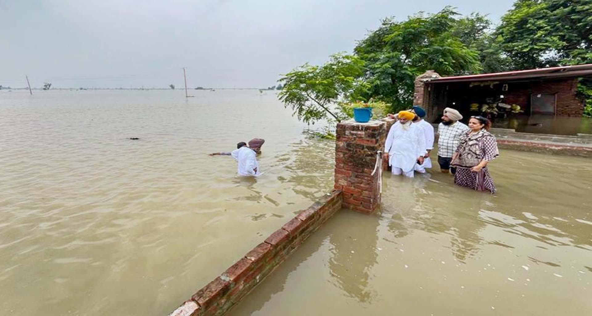 ઉત્તર ભારતમાં હાહાકાર : પંજાબ ‘ડુબ્‍યું': હિમાચલ - ઉત્તરાખંડમાં ભયંકર સ્‍થિતિ સર્જાઈ